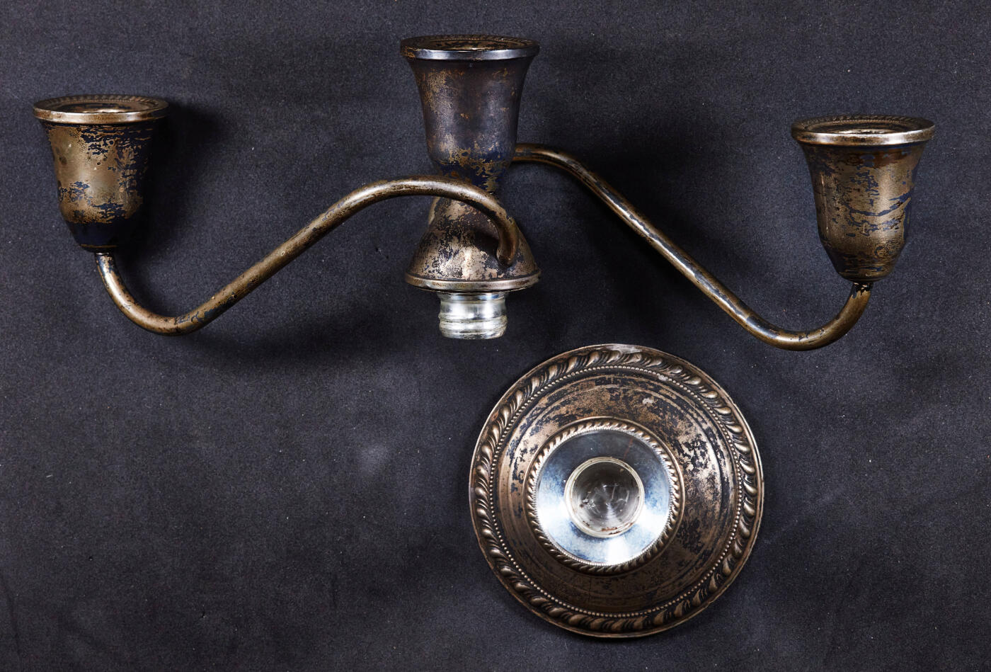 【俄甄集藏】2026年(049)03-18星期三 晚 19:30 全场包邮 美国1930年代古董银质烛台，长：270mm，高：160mm，底座直径：90mm，重量：504克，925银，底座有局部配重，整体含银比例约60%，原味包浆，保存完好（上期被鸽，重新拍）