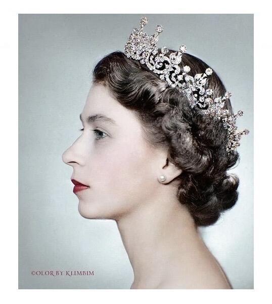 【原盒】英国1977年伊丽莎白+汉普顿宫 高浮雕精制大镀银章 带原盒原证 43MM