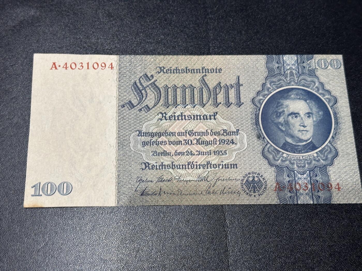 《外钞收藏家》第六百一十九期（精品场）（长期征集拍品、欢迎藏友们联系合作） 1924年版德国100马克 A冠 正面左下角有黄 UNC- 尾094