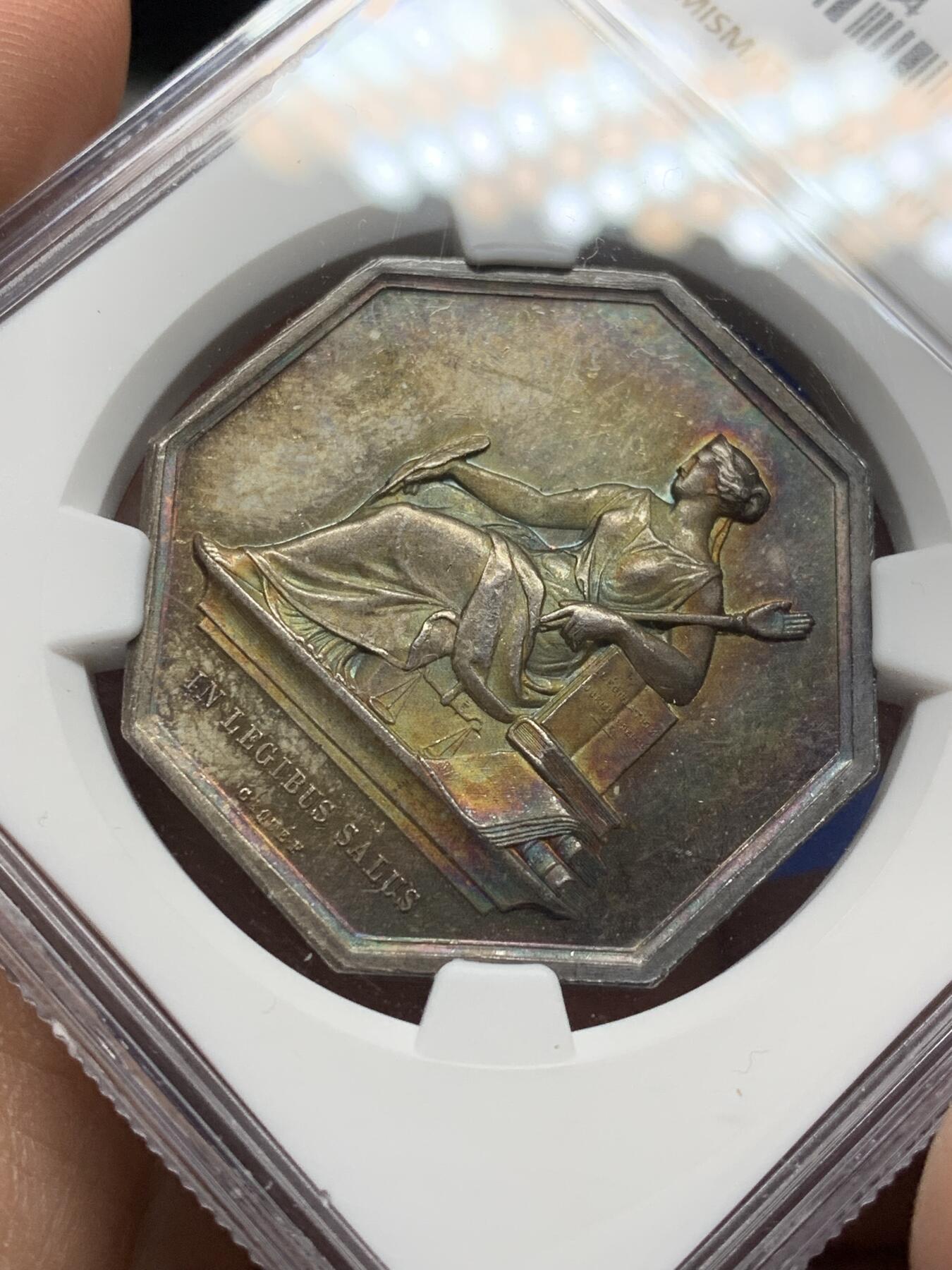 《竞宝斋》第472场 周日，周一，周二 3场连拍 （全场包邮）欢迎送拍 NGC MS62 法国1835法律杂志八角银质代币，蜜蜂边铭，大规格：直径35mm。