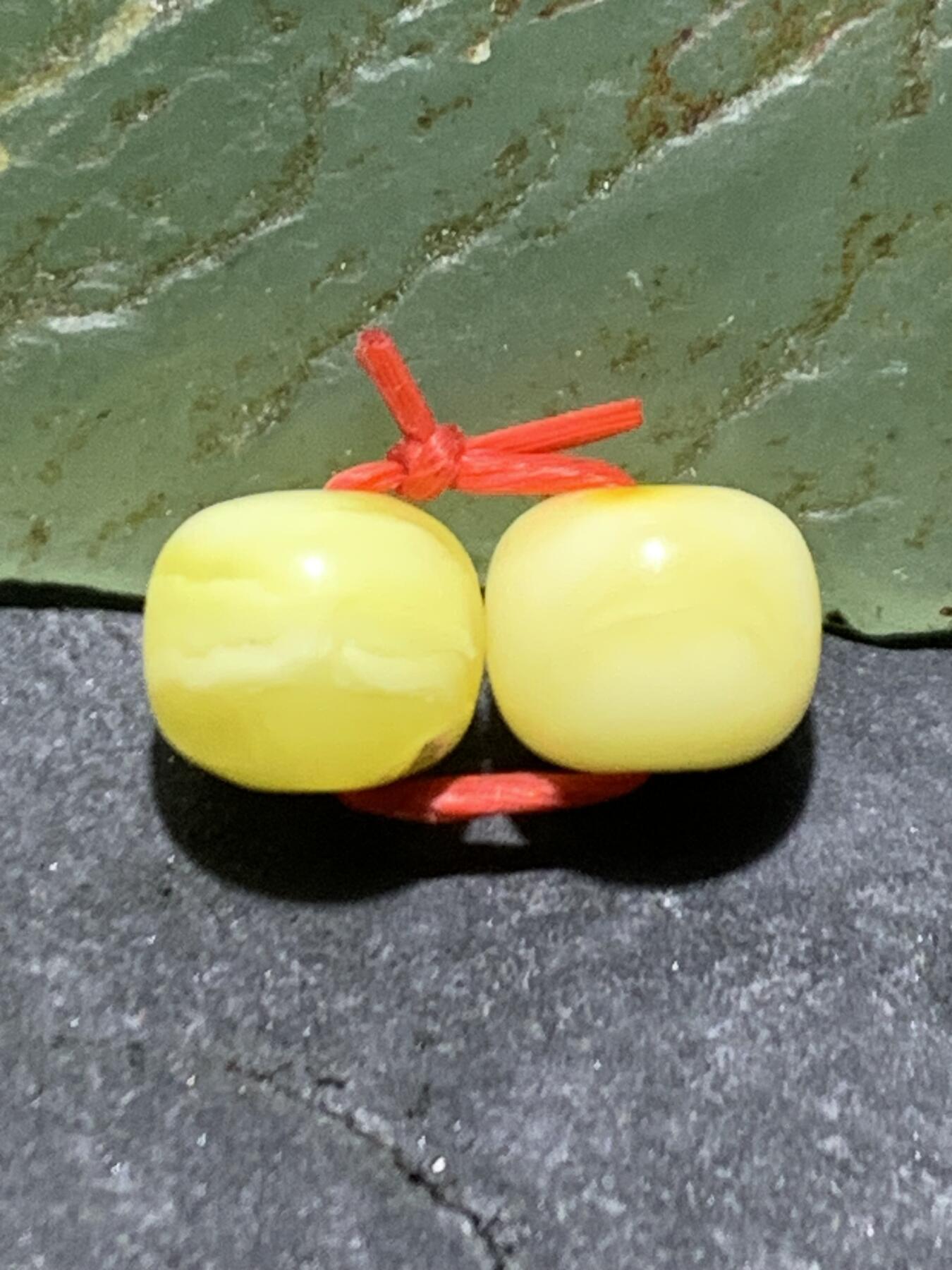 天然俄料原矿蜜蜡小尺寸老形桶珠腰珠两颗，