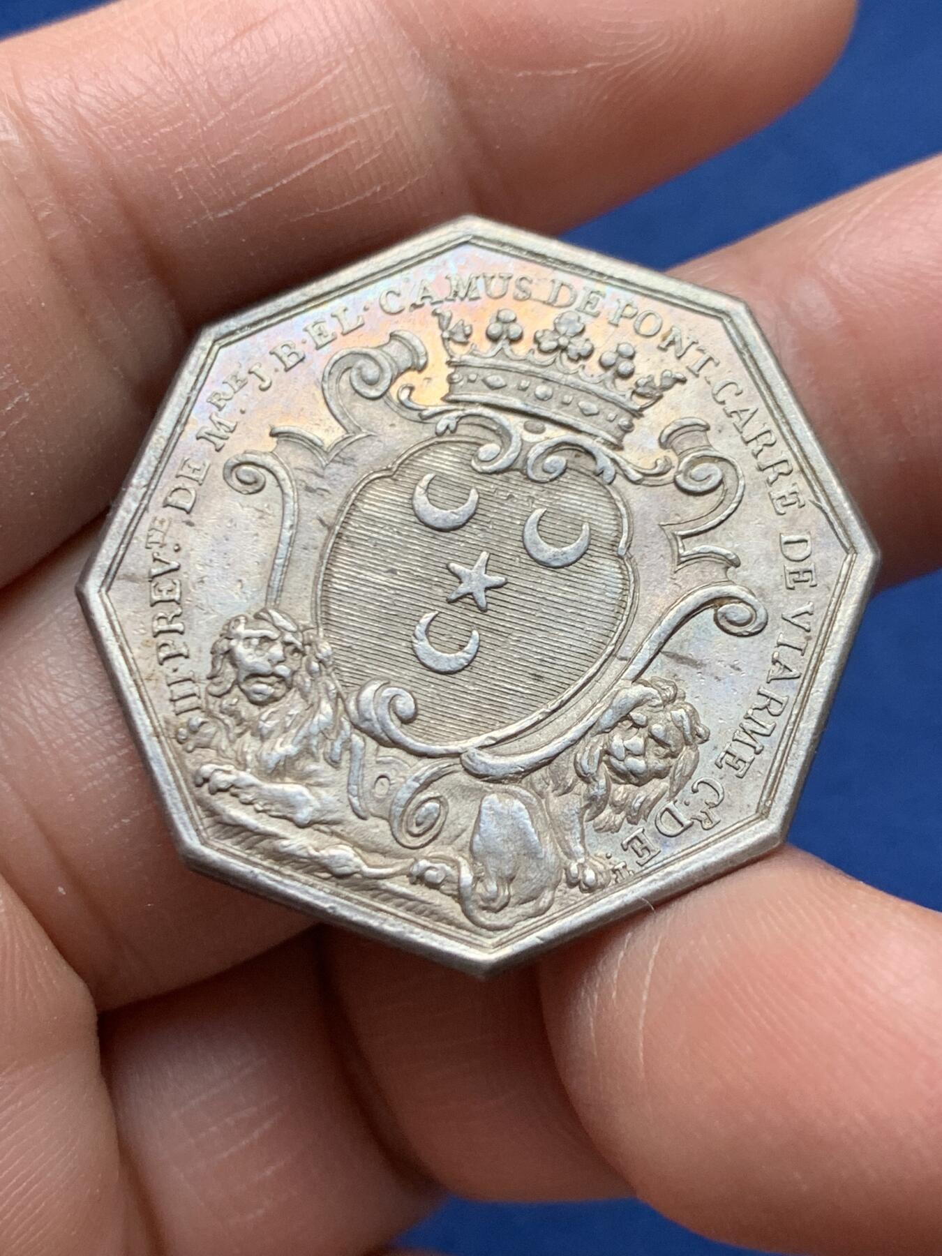 《竞宝斋》第472场 周日，周一，周二 3场连拍 （全场包邮）欢迎送拍 法国1763年带有巴黎教务长庞卡雷文章的八角银质代币，背后建筑罗浮宫和巴黎圣母院，14.41g，32mm，早期无边铭