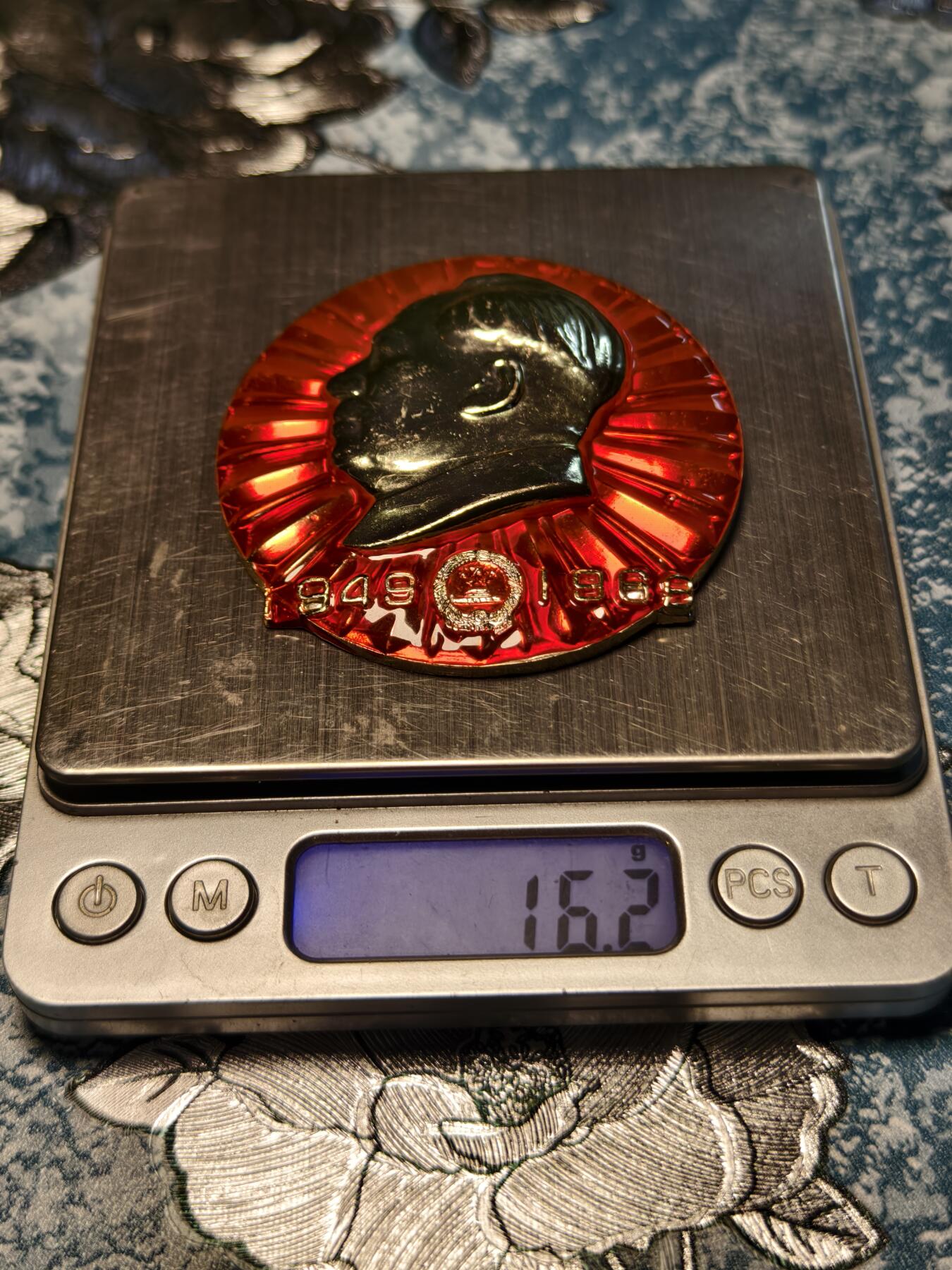 抚柳草堂-第十七期章牌钱币  奖章勋章限时免佣 满百包邮 放漏专场 1969大尺寸毛主席像章 直径65mm  品相不错 看上去光芒万丈的