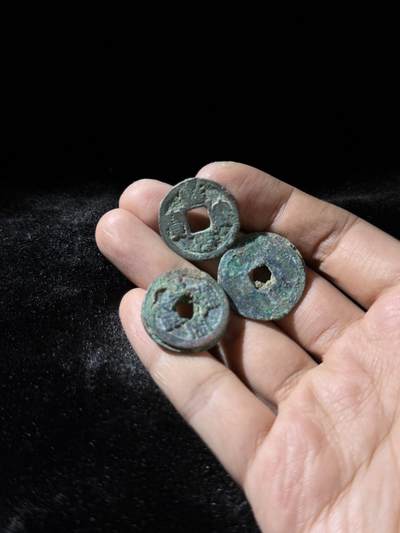 戎马世界章牌大赏，铜钱场 - 宋钱小饼子一组，单枚加两个二联