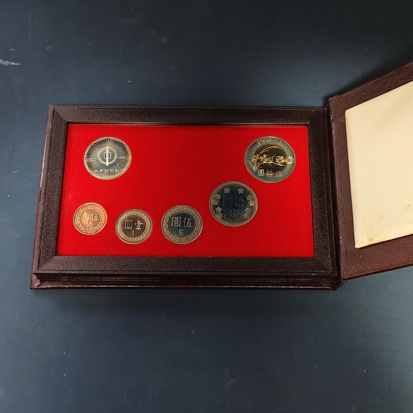 【全场包邮】纯粹捡漏拍513场 中国台湾1996年（民国85年）兰花50元双色币首发官方精制套币-含生肖鼠年造币厂精制纪念章