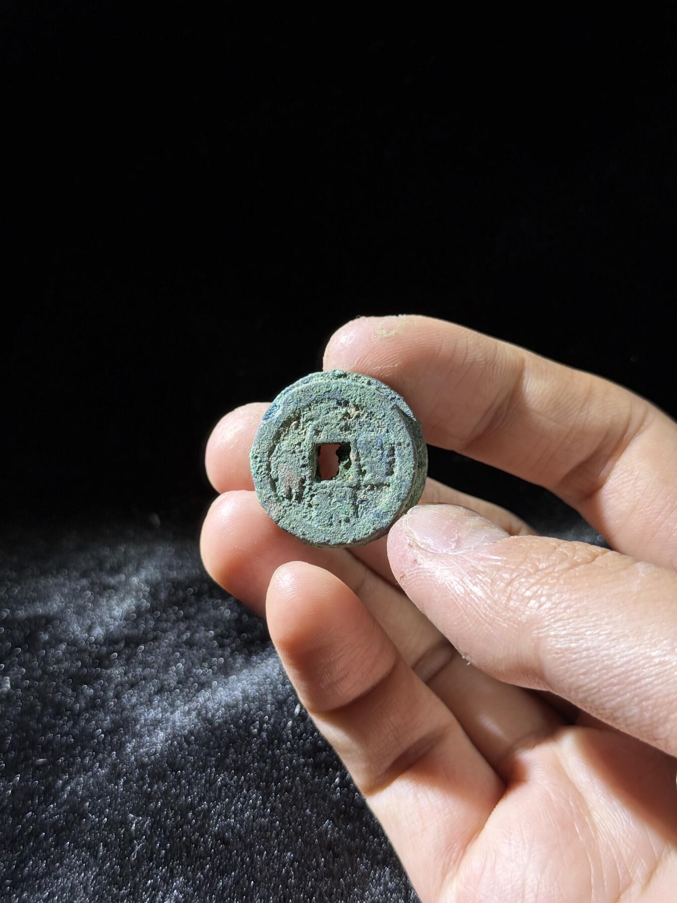 戎马世界章牌大赏，铜钱场 开元通宝小筒子，四联，另一侧为元丰通宝