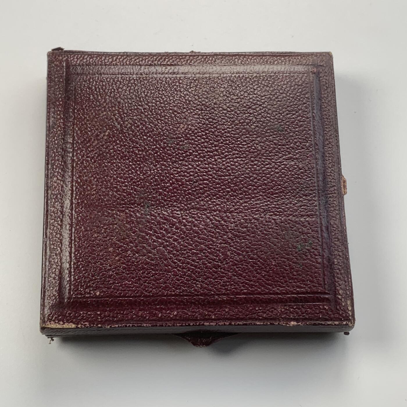 掌中浮雕-藏着的欧洲第055场 1874年伦敦世界博览会铜章，52mm，J. E. Boehm and G. T. Morgan雕刻，边缘刻有“JOHN PENN F.R.S. FOR SERVICES，原盒