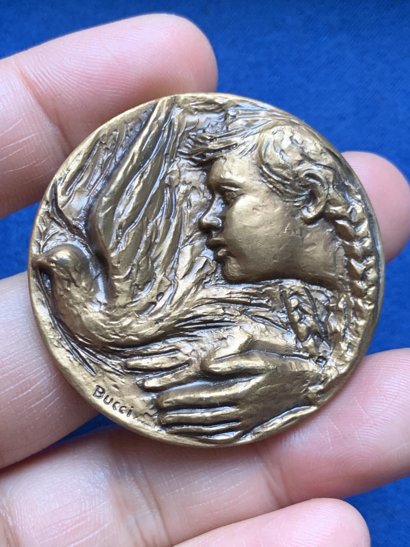 《竞宝斋》第472场 周日，周一，周二 3场连拍 （全场包邮）欢迎送拍 1985年意大利阿尔丰西内（Alfonsine）解放40周年纪念铜章，由雕刻师 Bucci 创作，用于纪念二战后意大利的解放与重建，加厚高浮雕。50.55克，44.8mm。