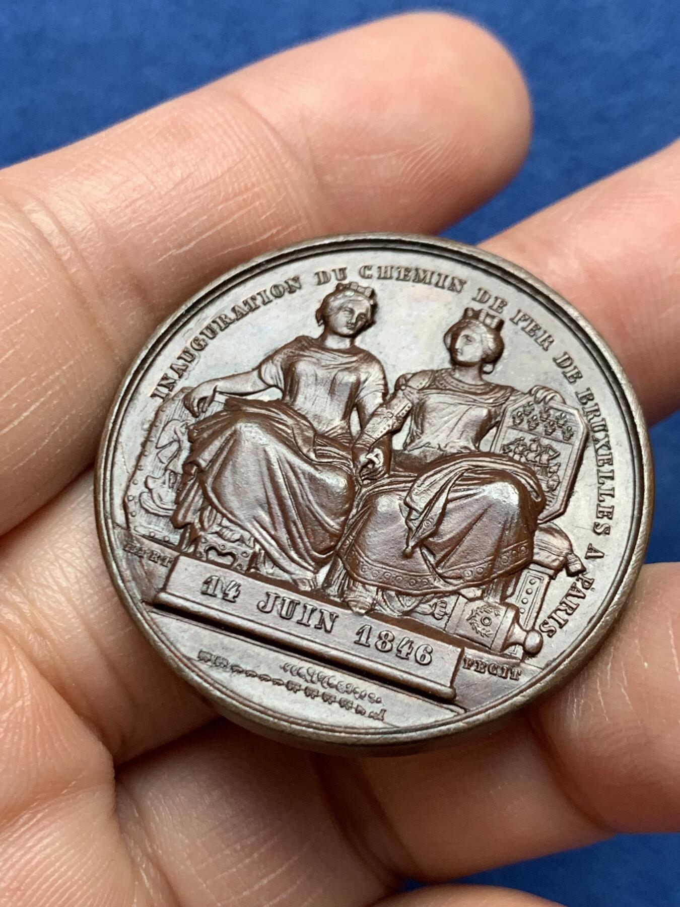 《竞宝斋》第472场 周日，周一，周二 3场连拍 （全场包邮）欢迎送拍 比利时布鲁塞尔-法国巴黎铁路通车纪念铜章，正面是两个国家的国王利奥波德一世与路易·菲利普一世，背后的两个女神手持代表两个地区的徽章盾牌，25.30g，35.8mm，巧克力状态极好