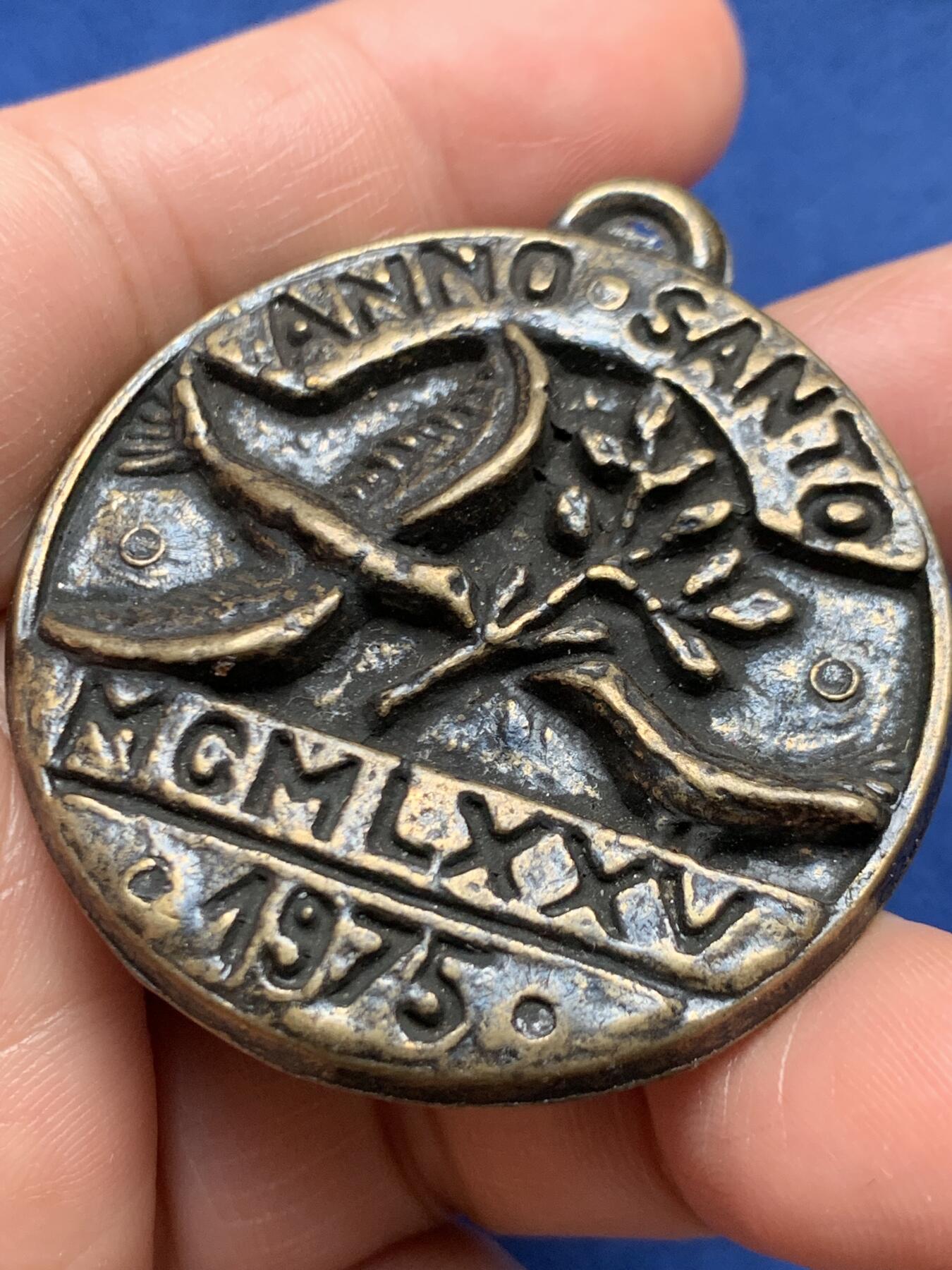 《竞宝斋》第472场 周日，周一，周二 3场连拍 （全场包邮）欢迎送拍 1975年意大利圣年（Anno Santo）“和解与和平”主题纪念铜章，属于天主教禧年纪念物，带有浓厚的宗教与和平寓意，加厚高浮雕。45克，45.2mm。