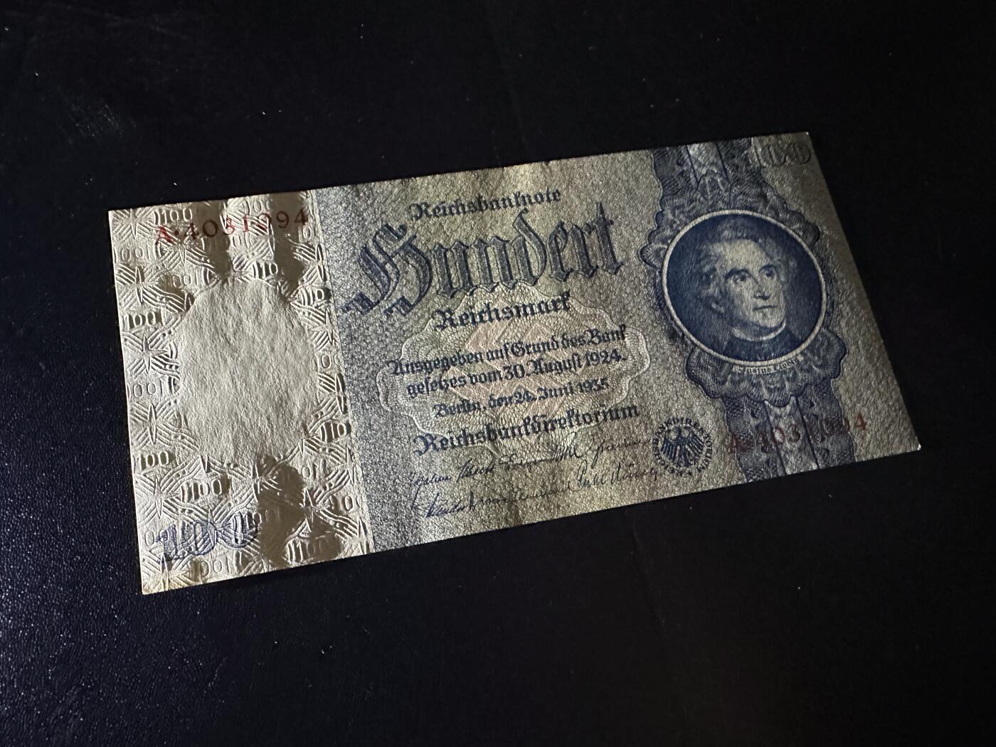 《外钞收藏家》第六百一十九期（精品场）（长期征集拍品、欢迎藏友们联系合作） 1924年版德国100马克 A冠 正面左下角有黄 UNC- 尾094