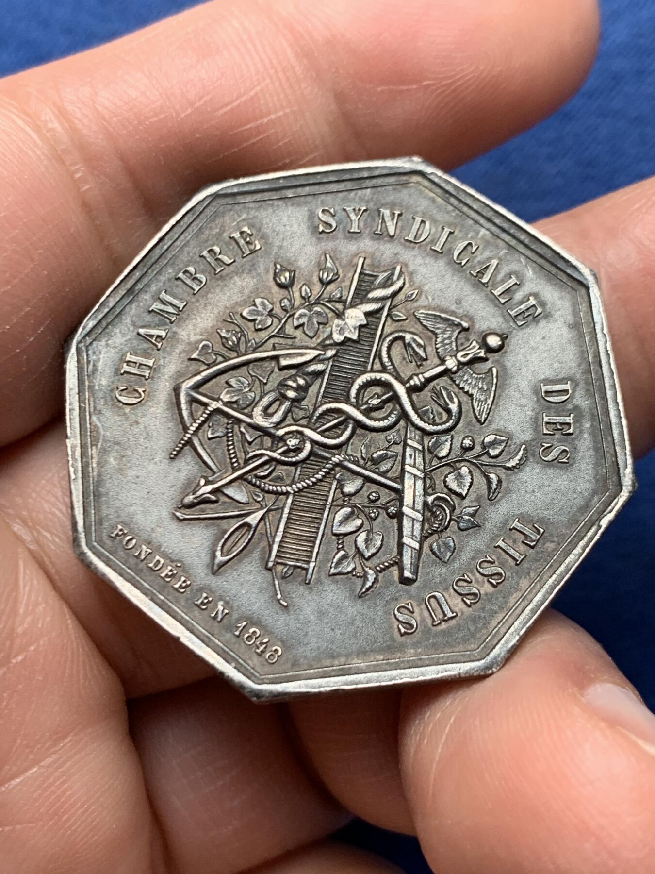 《竞宝斋》第472场 周日，周一，周二 3场连拍 （全场包邮）欢迎送拍 法国塞纳河纺织协会八角银质代币，19.10g，35.3mm，丰饶角1argent边铭