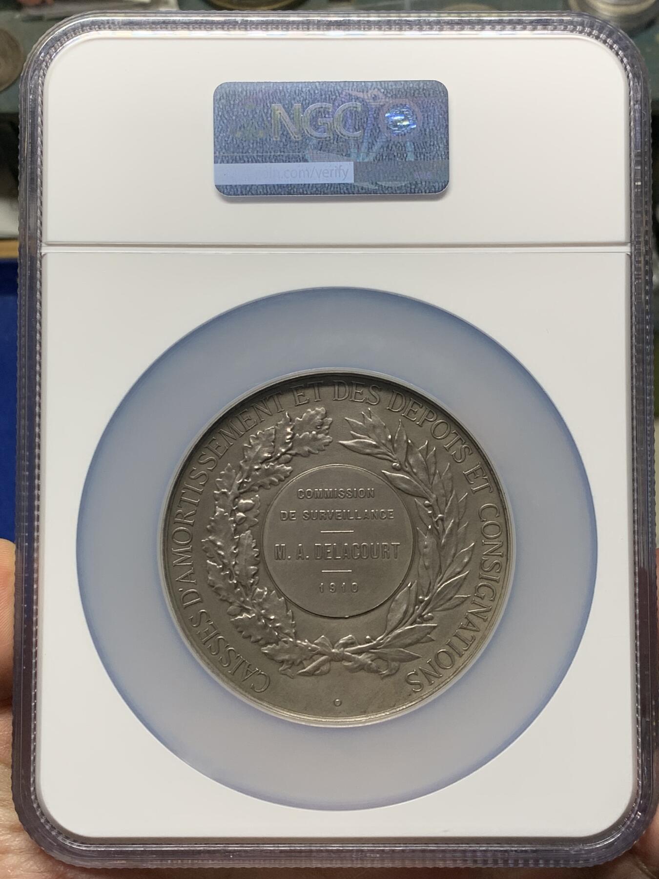 《竞宝斋》第472场 周日，周一，周二 3场连拍 （全场包邮）欢迎送拍 NGC MS62 法国1910存款与信托银行纪念大银章 68mm 加大加厚盒