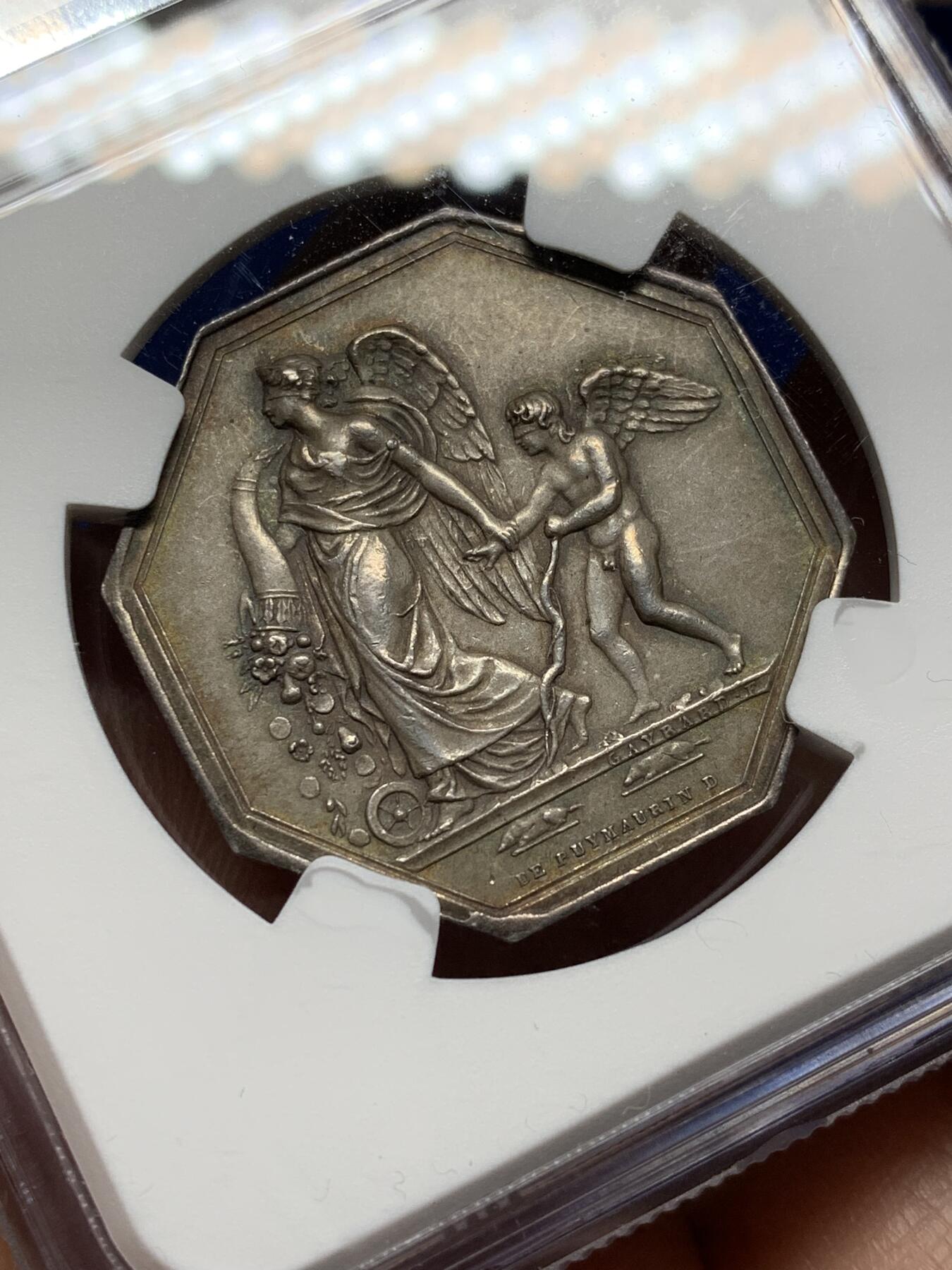 《竞宝斋》第472场 周日，周一，周二 3场连拍 （全场包邮）欢迎送拍 NGC MS62 法国双面神雅努斯婚姻爱情题材八角银质jeton，命运之神摩伊赖牵着丘比特：爱情被命运牵着，蒙住了眼睛