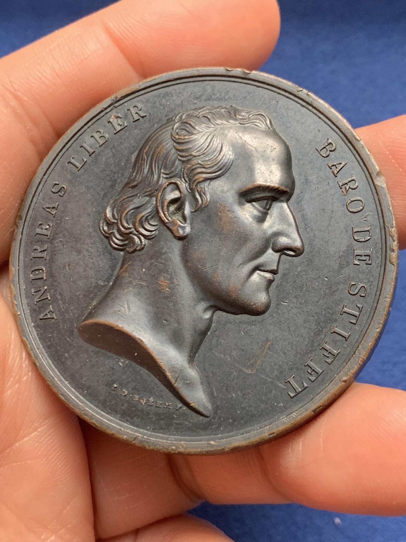 《竞宝斋》第472场 周日，周一，周二 3场连拍 （全场包邮）欢迎送拍 1834年维也纳医师公会半百周年纪念铜章，为纪念创始人安德烈亚斯·利伯男爵（Andreas Liber Baron）而制，由雕刻家 J. D. Böhm 创作，少见品种。70.8克，51.3mm。