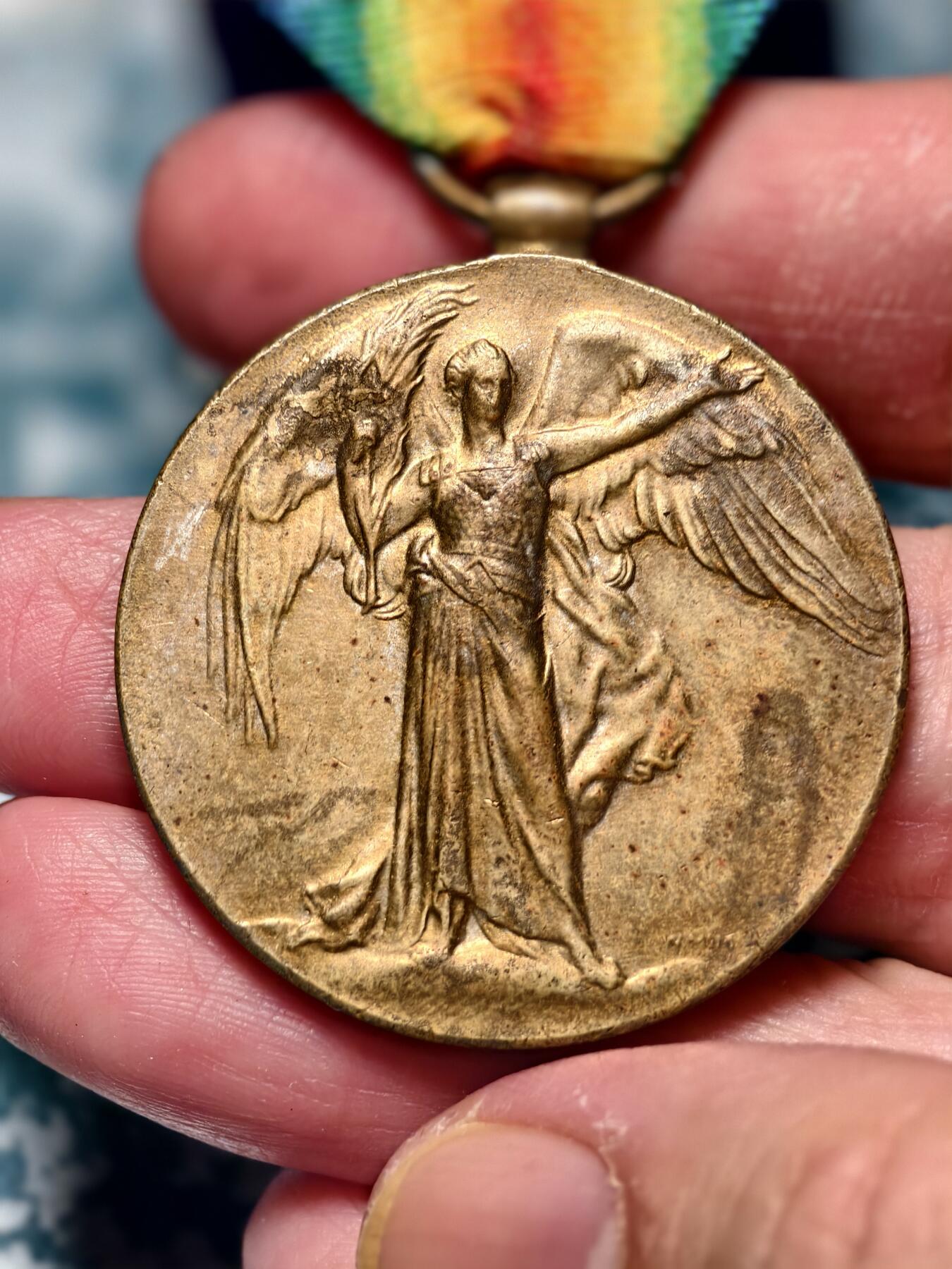 抚柳草堂-第十七期章牌钱币  奖章勋章限时免佣 满百包邮 放漏专场 英国（及英联邦）版一战胜利勋章（Victory Medal 1914-1919）由苏格兰著名雕塑家 威廉·麦克米伦（William McMillan设计