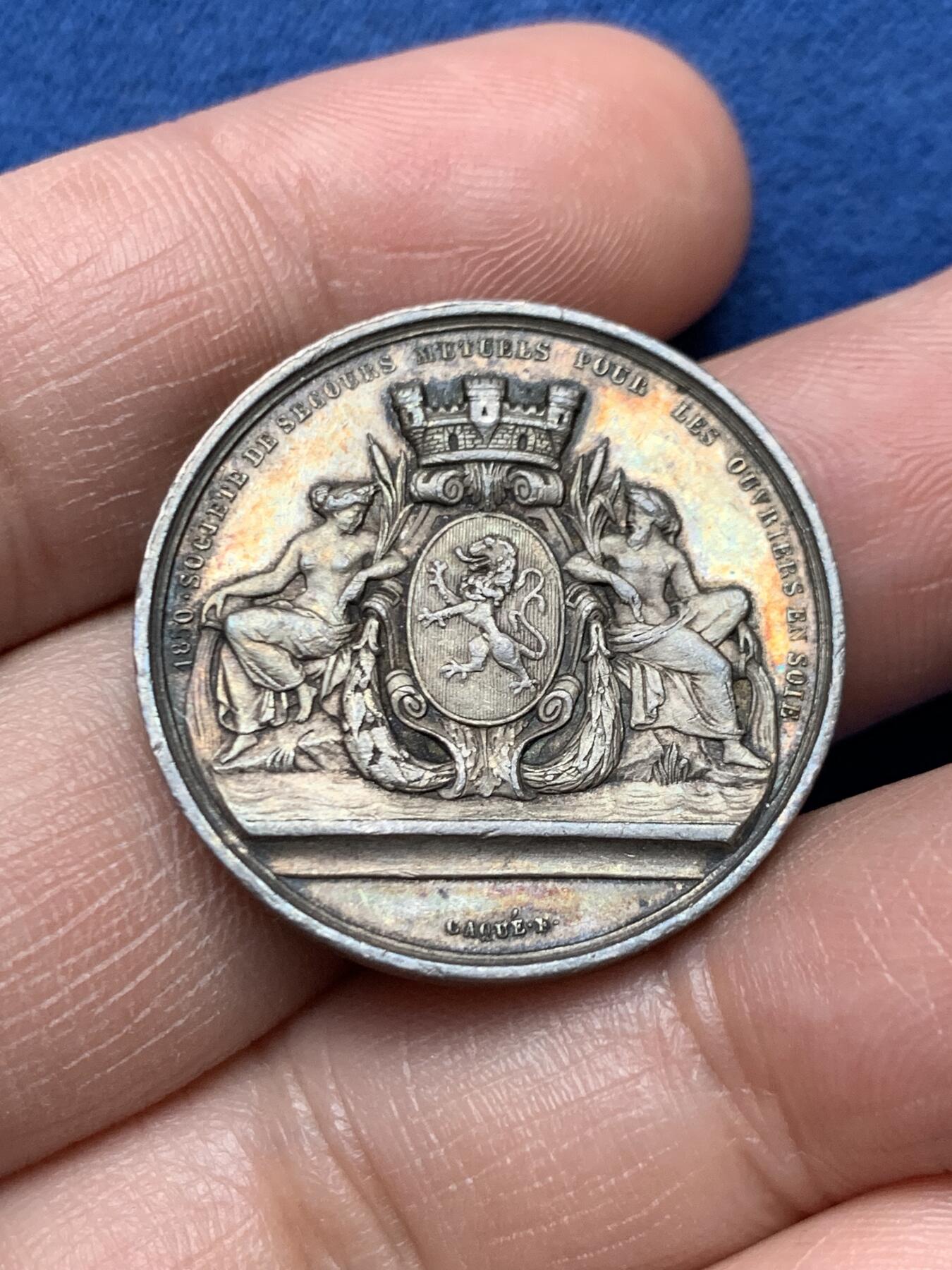 《竞宝斋》第472场 周日，周一，周二 3场连拍 （全场包邮）欢迎送拍 法国里昂丝绸工人互助会银质代币，12.90g，28.5mm，丰饶角边铭