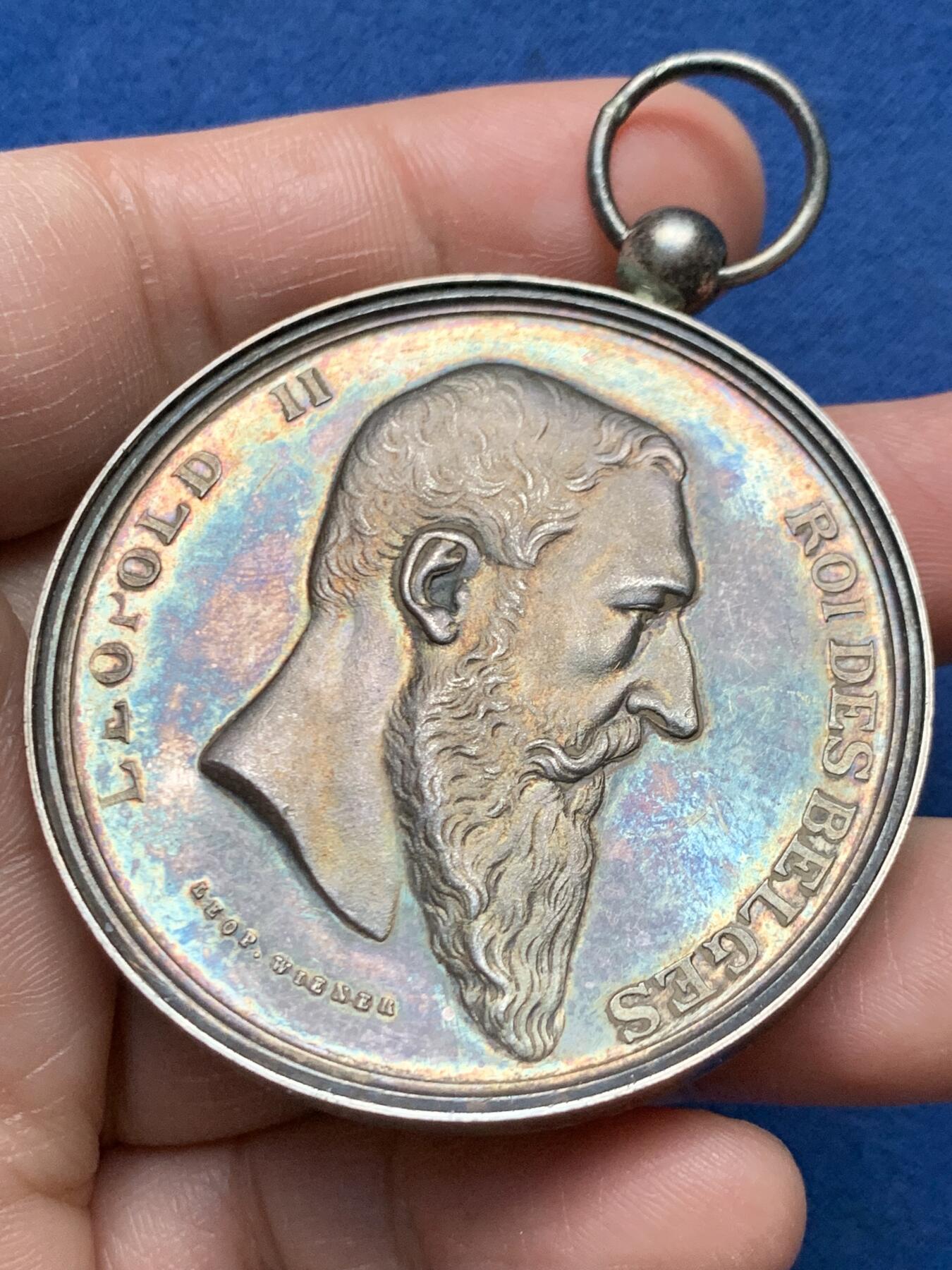 《竞宝斋》第472场 周日，周一，周二 3场连拍 （全场包邮）欢迎送拍 比利时1907年利奥波德二世梅赫伦音乐学院银章，50.00g，51.1mm，高边