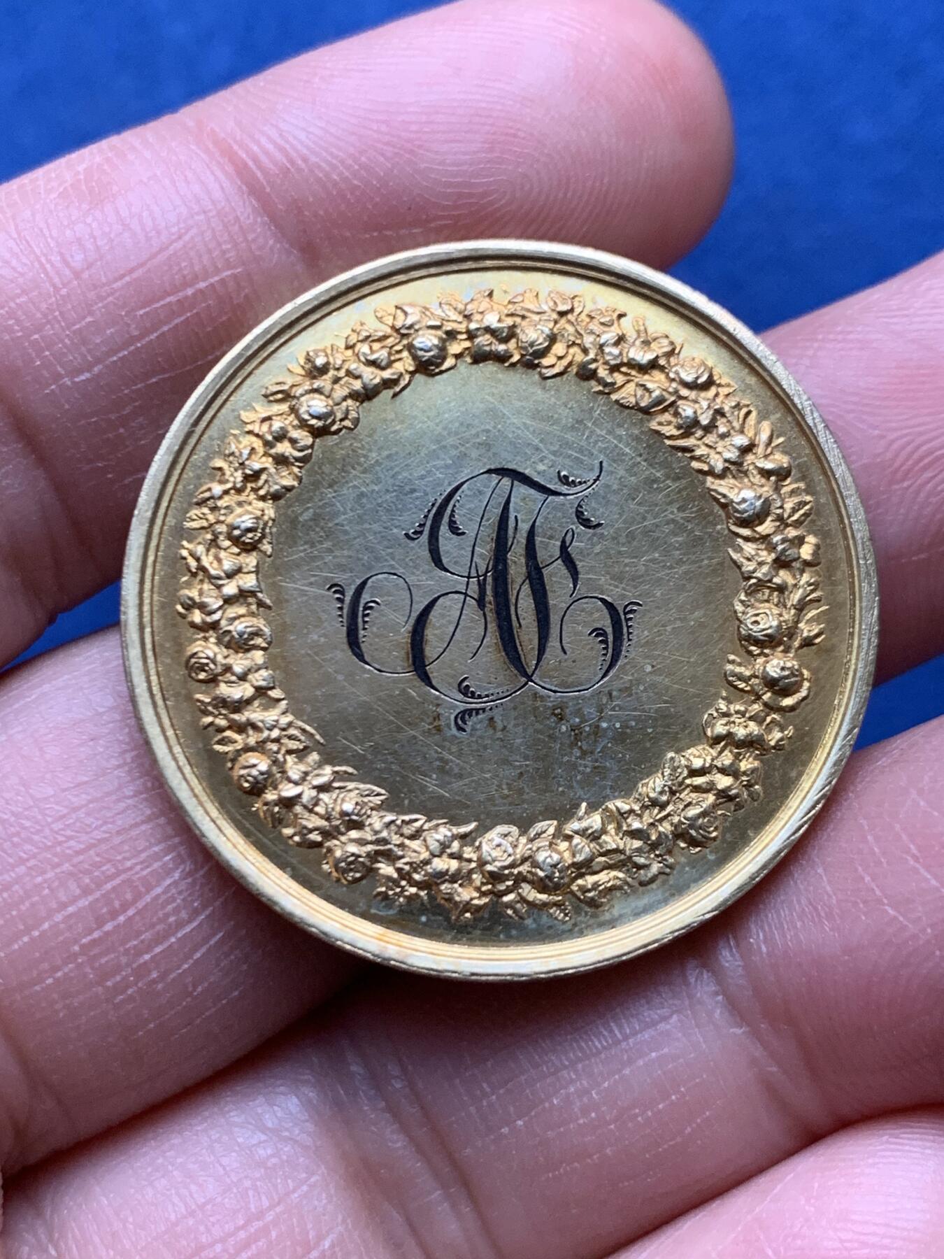 《竞宝斋》第472场 周日，周一，周二 3场连拍 （全场包邮）欢迎送拍 法国爱情与婚姻结婚纪念镀金银章，品相完整，金光闪闪，花体字漂亮，值得珍藏，带原盒。直径：33.2mm，重：16.5g