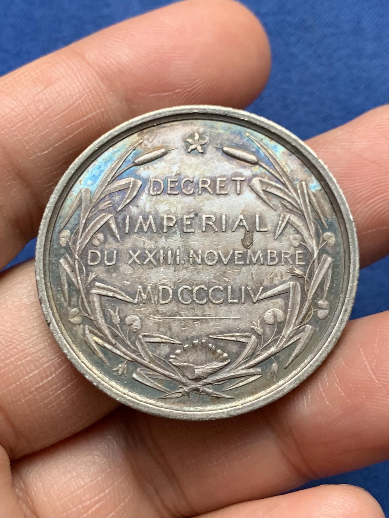 《竞宝斋》第472场 周日，周一，周二 3场连拍 （全场包邮）欢迎送拍 法国巴黎中央海上保险银质代币，罕见款，深彩包浆，正面图案：海面上女海王赤裸上身手拿三叉戟，骑坐在龙鱼上，漂亮罕见且稀少的银章值得收藏，直径：37mm，重：22.52g，手指银标。