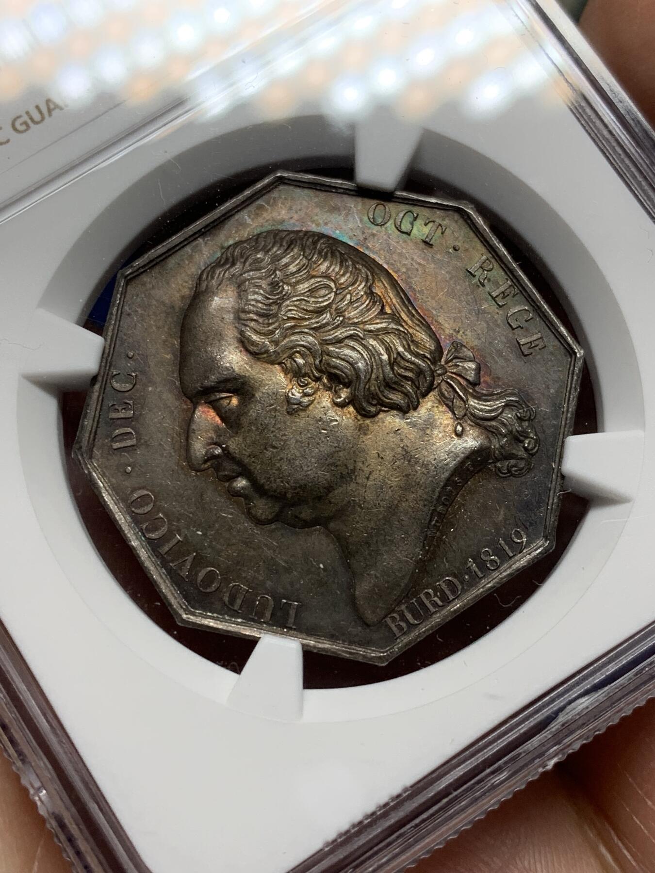 《竞宝斋》第472场 周日，周一，周二 3场连拍 （全场包邮）欢迎送拍 NGC MS61 法国1819波尔多八角银质代币，深彩包浆，手指边铭。正面：路易十八侧面像，背面：以波尔多桥梁为背景，墨丘利与大力神（一对全裸好基友）