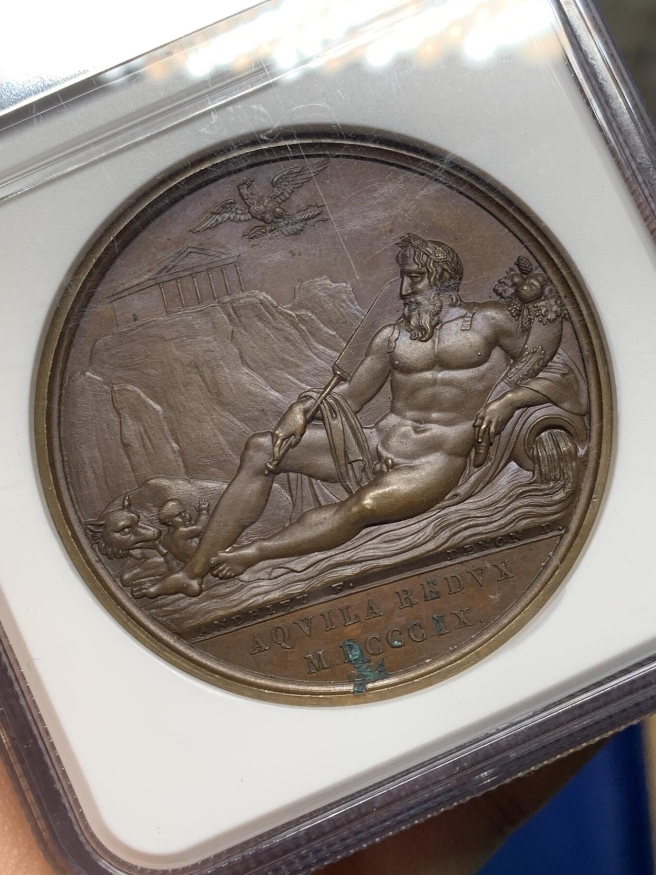 《竞宝斋》第472场 周日，周一，周二 3场连拍 （全场包邮）欢迎送拍 NGC MS63BN 1809年法国拿破仑一世征服罗马 纪念大铜章 高分 背面提伯河河神手持丰饶角祝贺 远处山顶上为帕特农神庙 加厚盒 工艺细节看应为原铸品 具体自行分辨