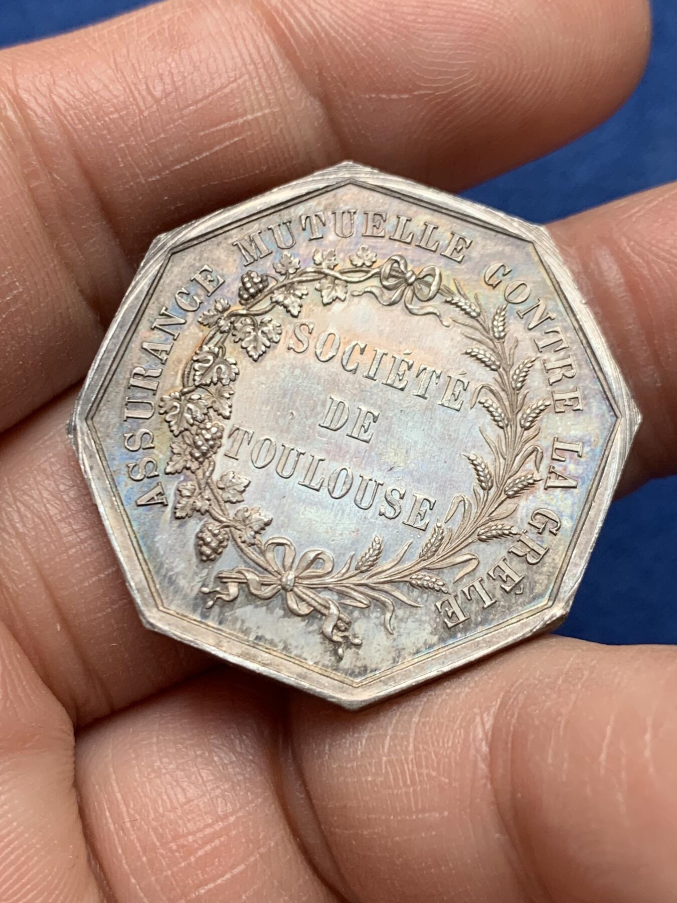 《竞宝斋》第472场 周日，周一，周二 3场连拍 （全场包邮）欢迎送拍 法国图卢兹冰雹互助保险公司八角银质代币，15.47g，31.4mm，丰饶角边铭