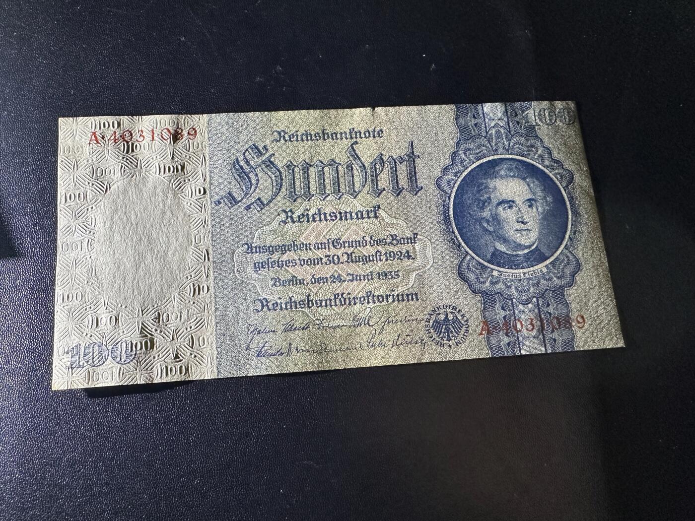 《外钞收藏家》第六百一十九期（精品场）（长期征集拍品、欢迎藏友们联系合作） 1924年版德国100马克 A冠 正面左下角有黄 UNC- 尾089