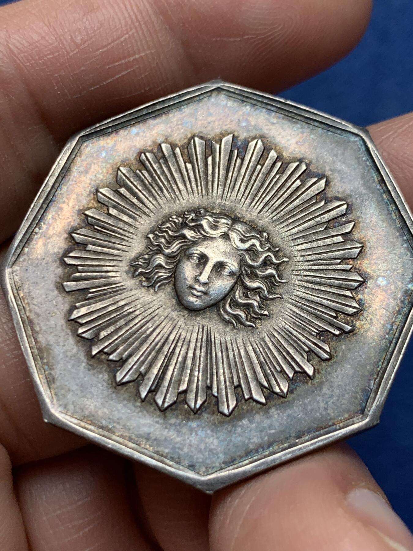 《竞宝斋》第472场 周日，周一，周二 3场连拍 （全场包邮）欢迎送拍 法国八角银质代币，太阳保险公司，20.35g，36.8mm，丰饶角边铭