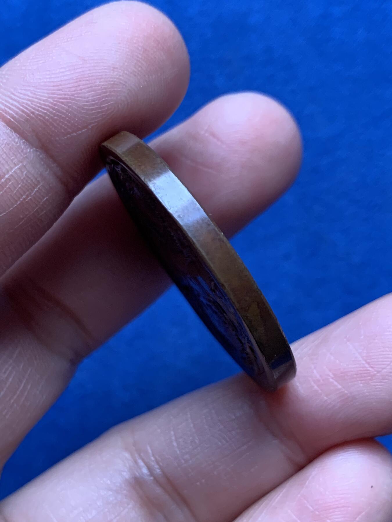 《竞宝斋》第472场 周日，周一，周二 3场连拍 （全场包邮）欢迎送拍 比利时布鲁塞尔-法国巴黎铁路通车纪念铜章，正面是两个国家的国王利奥波德一世与路易·菲利普一世，背后的两个女神手持代表两个地区的徽章盾牌，25.30g，35.8mm，巧克力状态极好