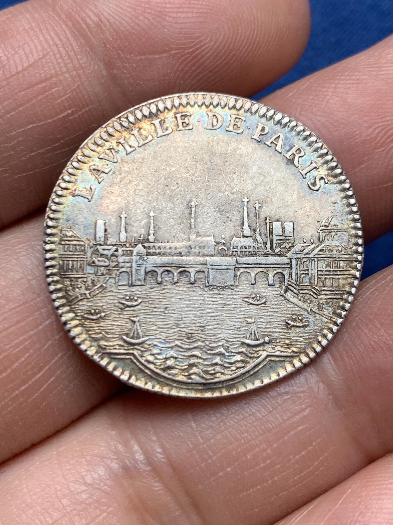 《竞宝斋》第472场 周日，周一，周二 3场连拍 （全场包邮）欢迎送拍 法国路易十五头像巴黎城市景观银质代币，6.14g，28.9mm