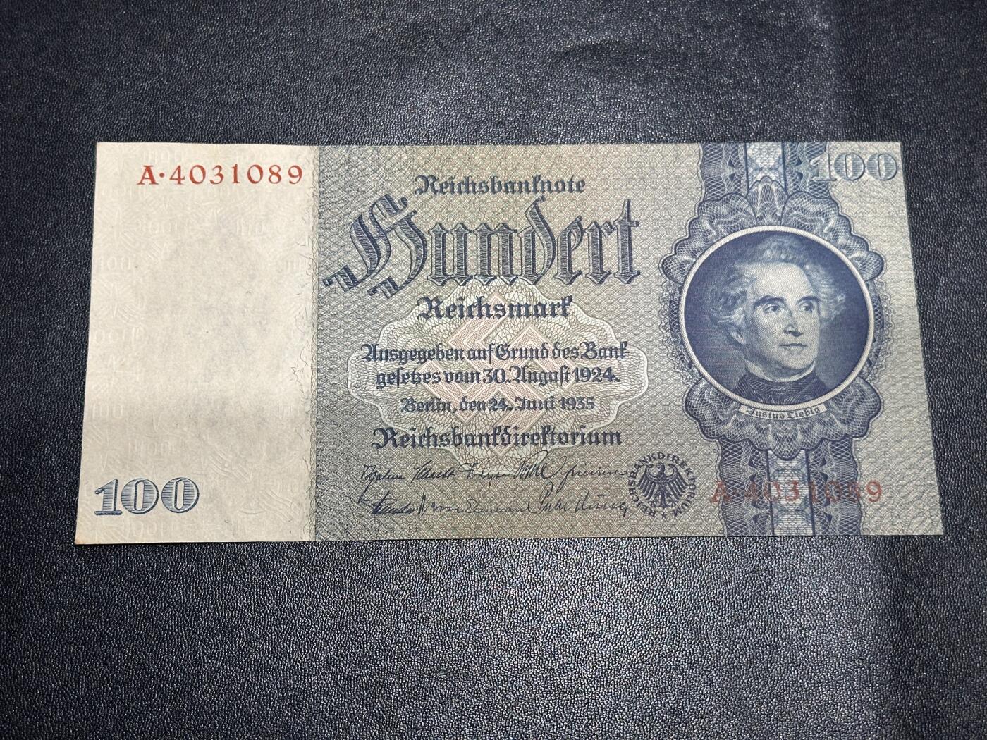 《外钞收藏家》第六百一十九期（精品场）（长期征集拍品、欢迎藏友们联系合作） 1924年版德国100马克 A冠 正面左下角有黄 UNC- 尾089