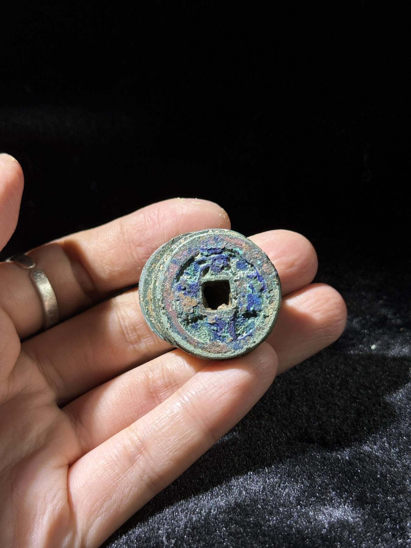 戎马世界章牌大赏，铜钱场 元佑折二钱筒子，11连，最后是小平钱