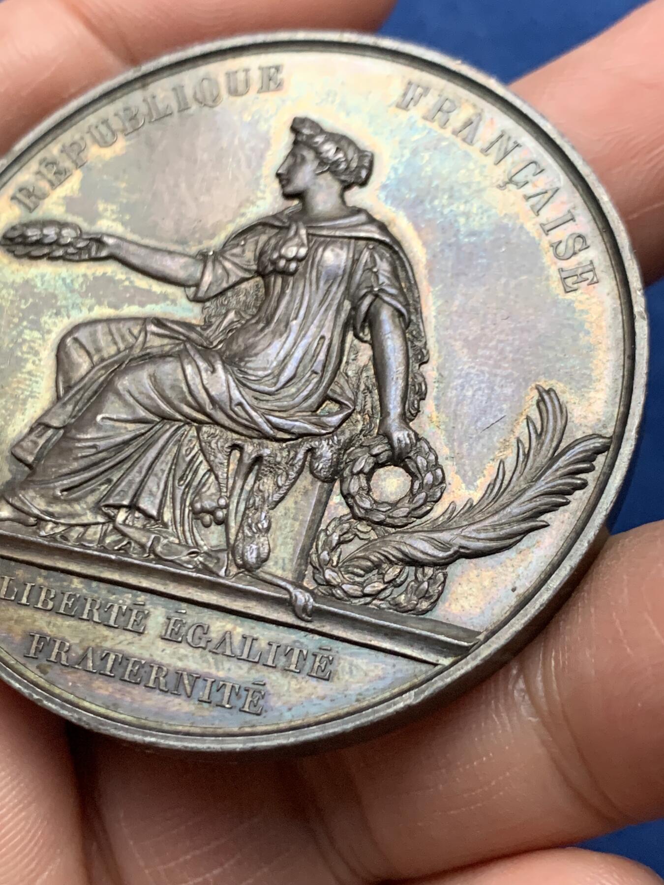 《竞宝斋》第472场 周日，周一，周二 3场连拍 （全场包邮）欢迎送拍 法国普瓦西农业和商业部竞赛银章，64.8g，49.8mm，手指边铭