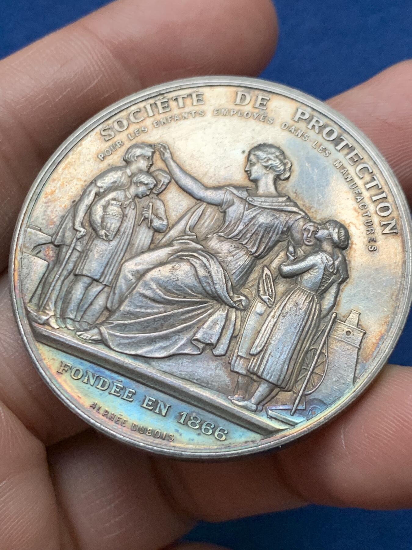 《竞宝斋》第472场 周日，周一，周二 3场连拍 （全场包邮）欢迎送拍 法国A.Dubois 格勒诺布尔童工、青年保护协会银章，49g，45.2mm，1879年仅铸造一个月的烟斗边铭
