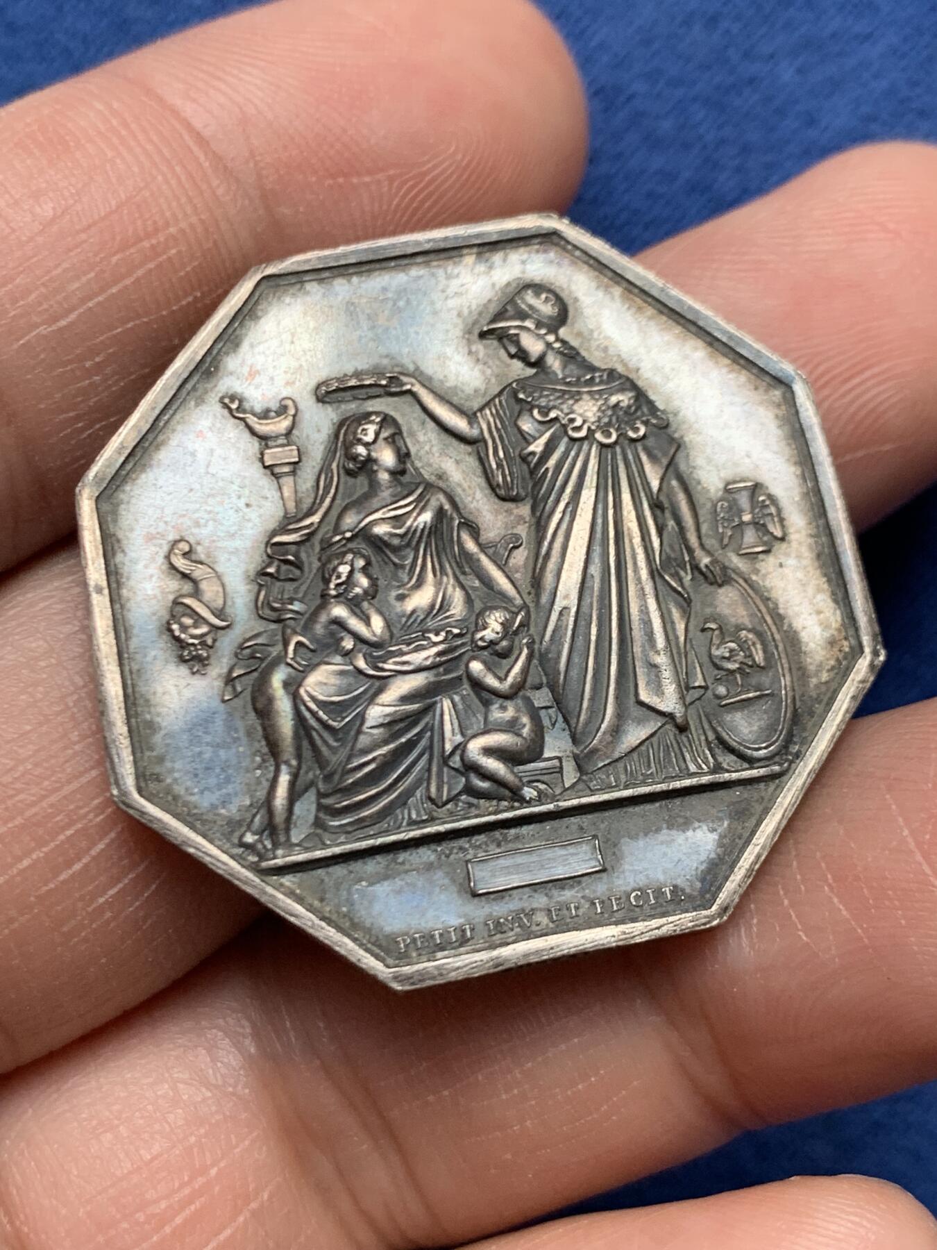 《竞宝斋》第472场 周日，周一，周二 3场连拍 （全场包邮）欢迎送拍 法国JETON银质八角，人寿年金信贷保险公司，雅典娜守护儿童，直径34.4毫米，克重17.65，边铭：蜜蜂+argent