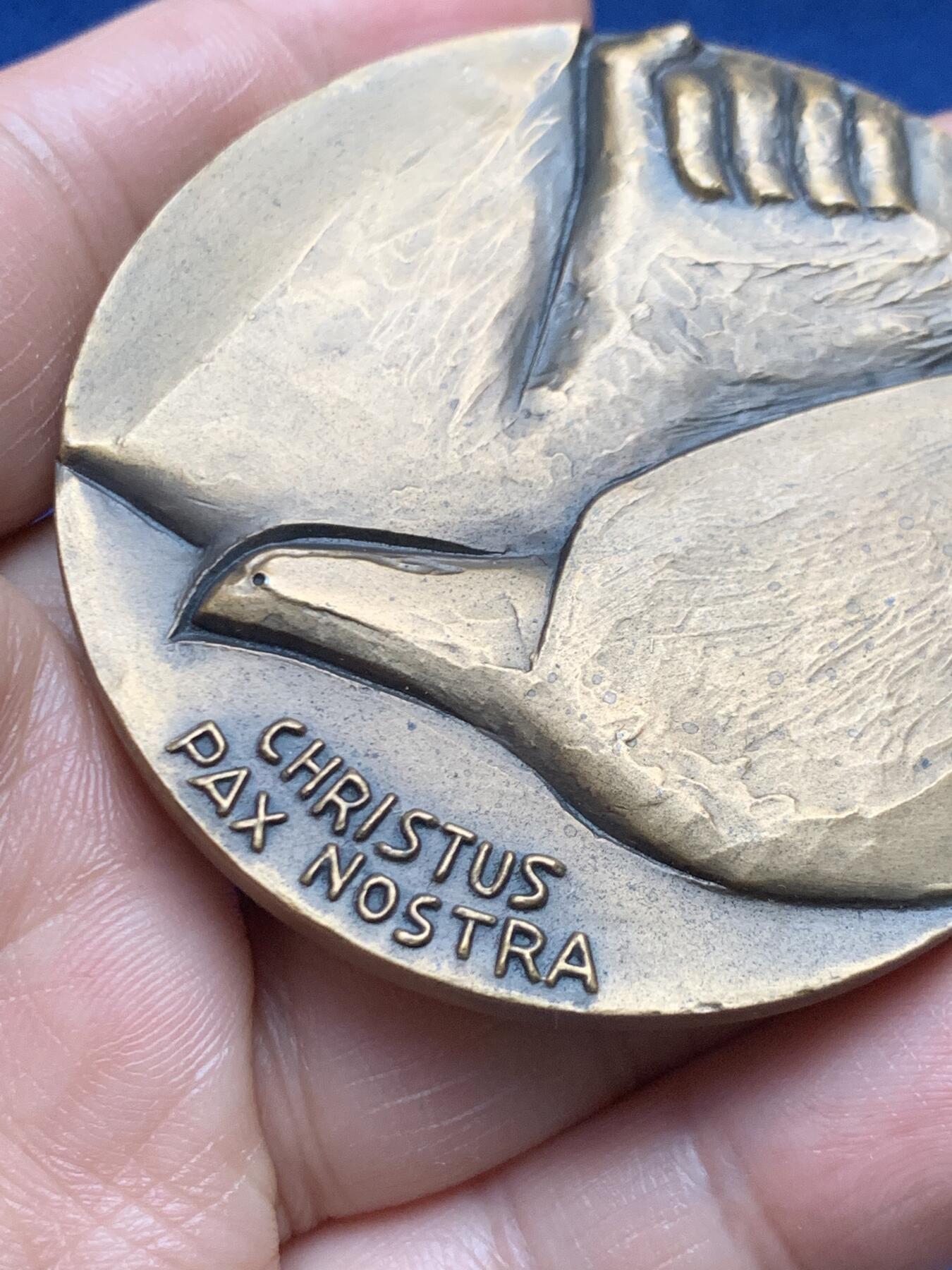 《竞宝斋》第472场 周日，周一，周二 3场连拍 （全场包邮）欢迎送拍 1989年首尔第44届国际圣体大会纪念铜章，主题为“基督是我们的和平”，是天主教重要的国际宗教会议，非常压手。112.1克，58.8mm。