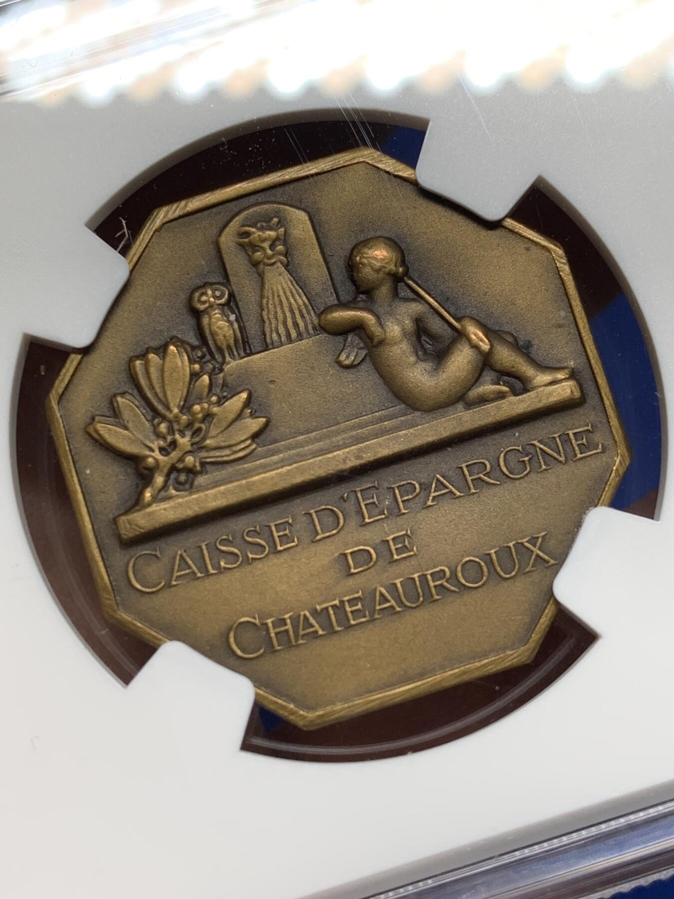 《竞宝斋》第472场 周日，周一，周二 3场连拍 （全场包邮）欢迎送拍 NGC MS64BN 高分 法国储蓄银行八角铜质代币，少见款。法国名家 Marcel Dammann设计雕刻，采用了新古典主义风格，细节唯美。