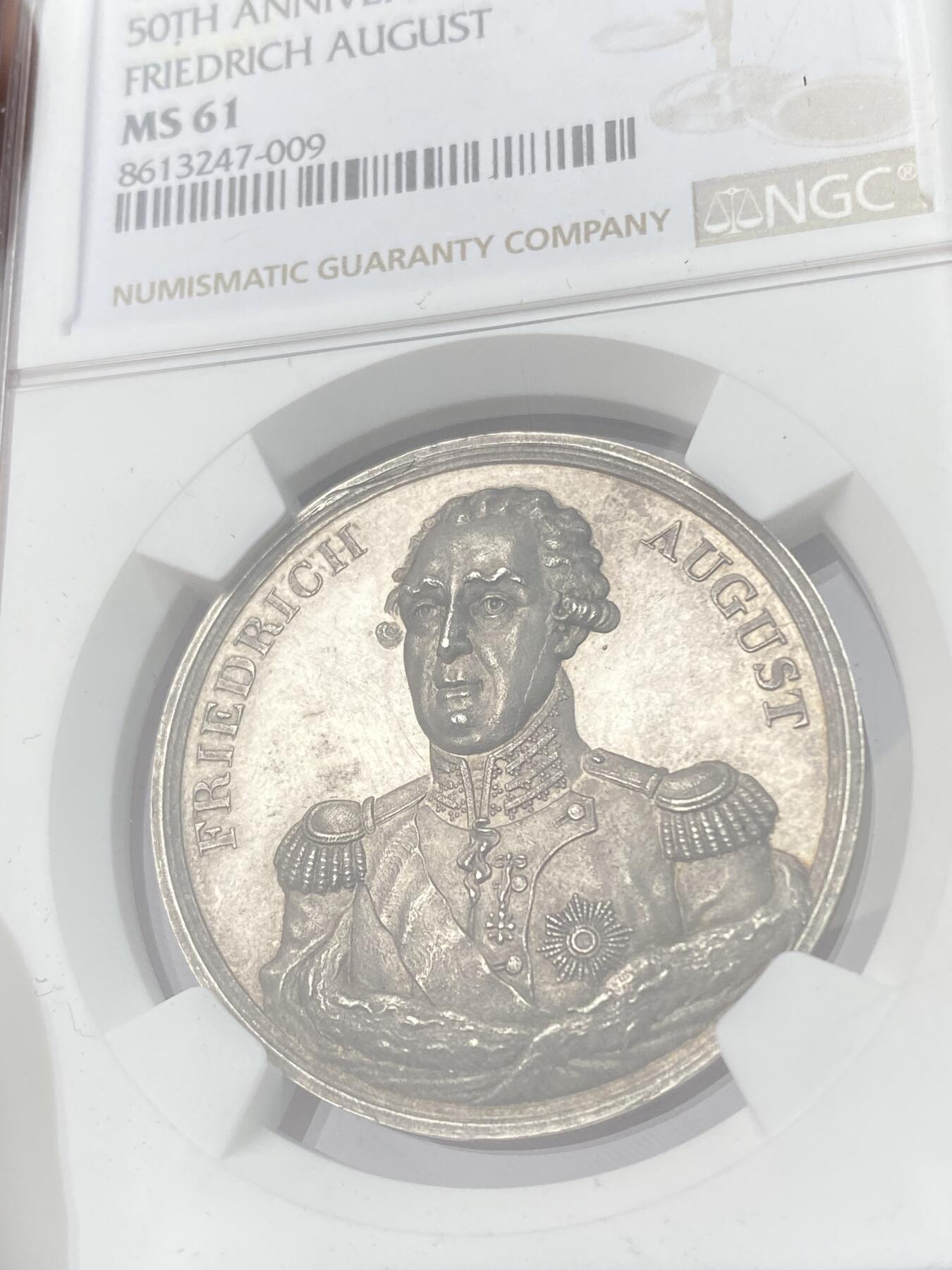 万国钱币拍卖第063期 NGC MS61 1818年德国萨克森王国弗里德里希·奥古斯特一世登基执政50周年纪念银章 罕见品种 奥古斯特一世正面戎装像 镜面精铸喷砂质感 常见均为侧像 高浮雕精雕细琢巅峰之作 