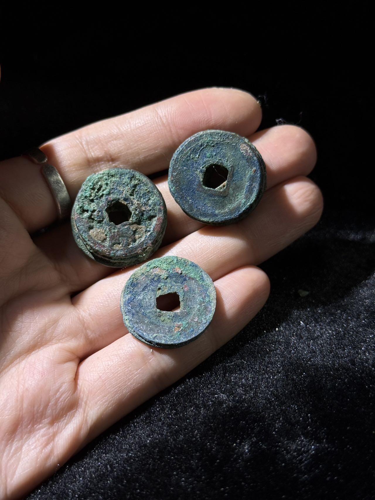 戎马世界章牌大赏，铜钱场 宋钱小筒子一组，二联加两个四联