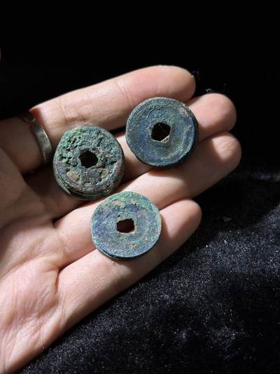 戎马世界章牌大赏，铜钱场 - 宋钱小筒子一组，二联加两个四联