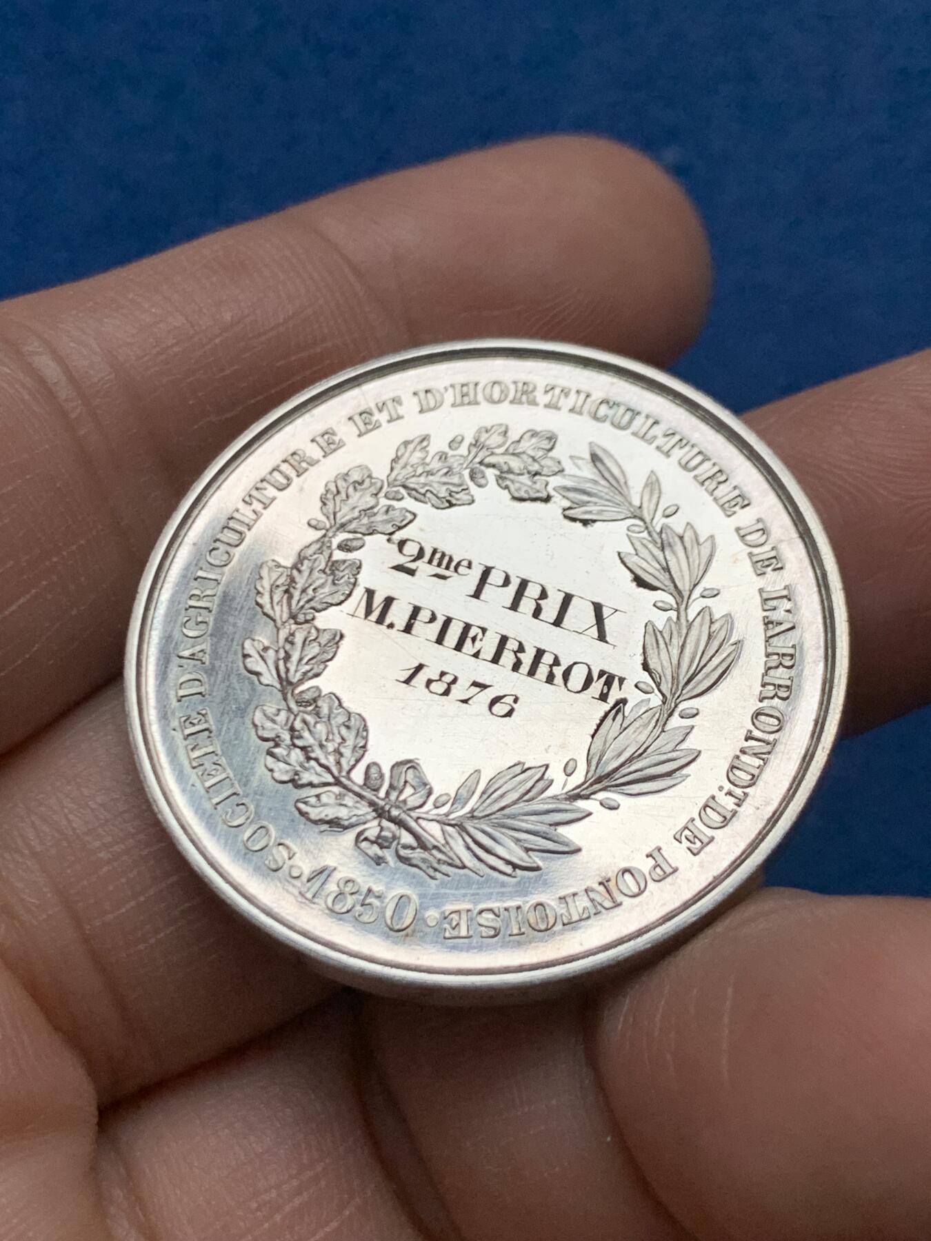 《竞宝斋》第472场 周日，周一，周二 3场连拍 （全场包邮）欢迎送拍 法国蓬图瓦兹农业与园艺协会银章 35.1mm 20.7g 蜜蜂银标 带盒