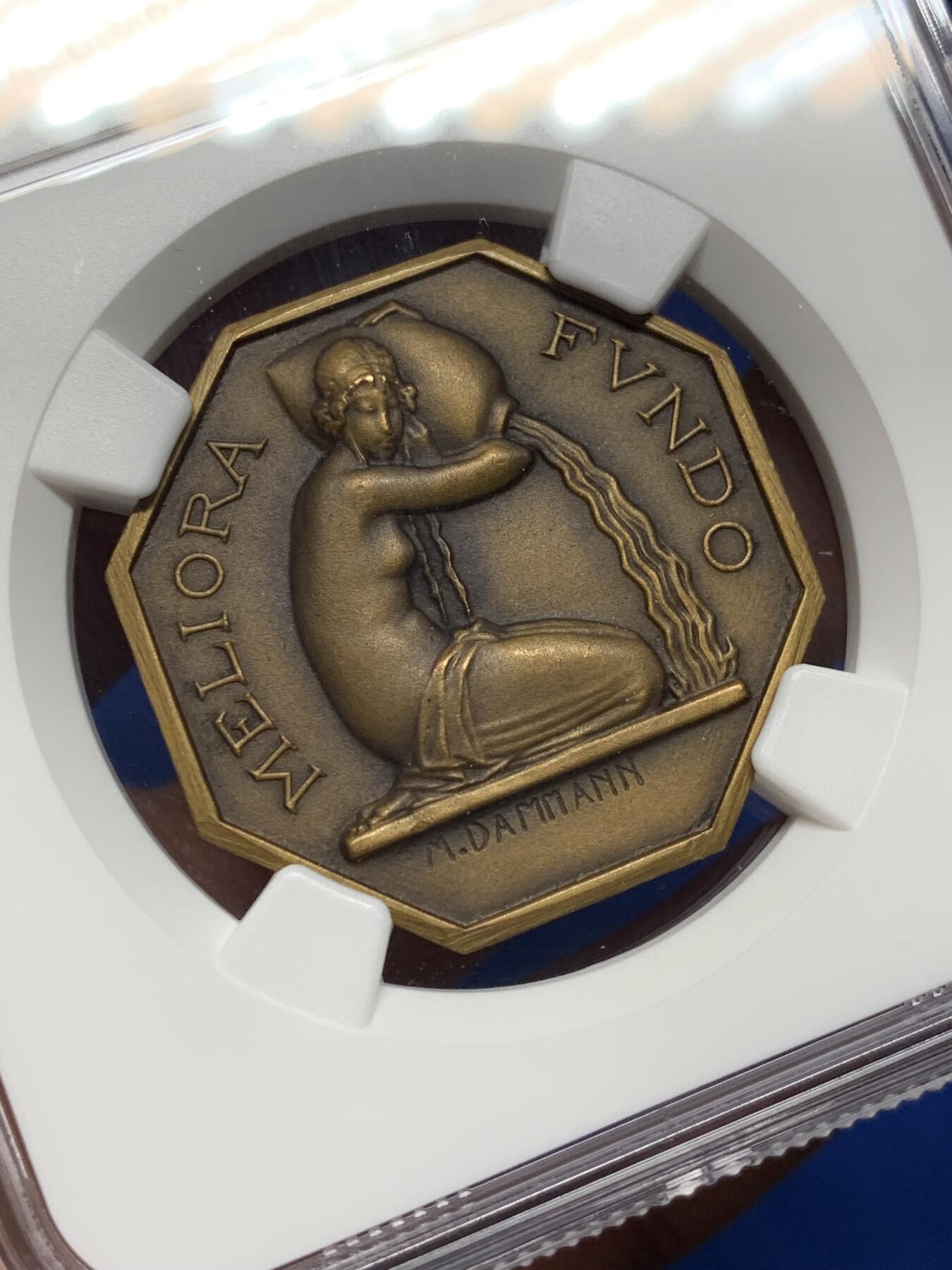 《竞宝斋》第472场 周日，周一，周二 3场连拍 （全场包邮）欢迎送拍 NGC MS64BN 高分 法国储蓄银行八角铜质代币，少见款。法国名家 Marcel Dammann设计雕刻，采用了新古典主义风格，细节唯美。