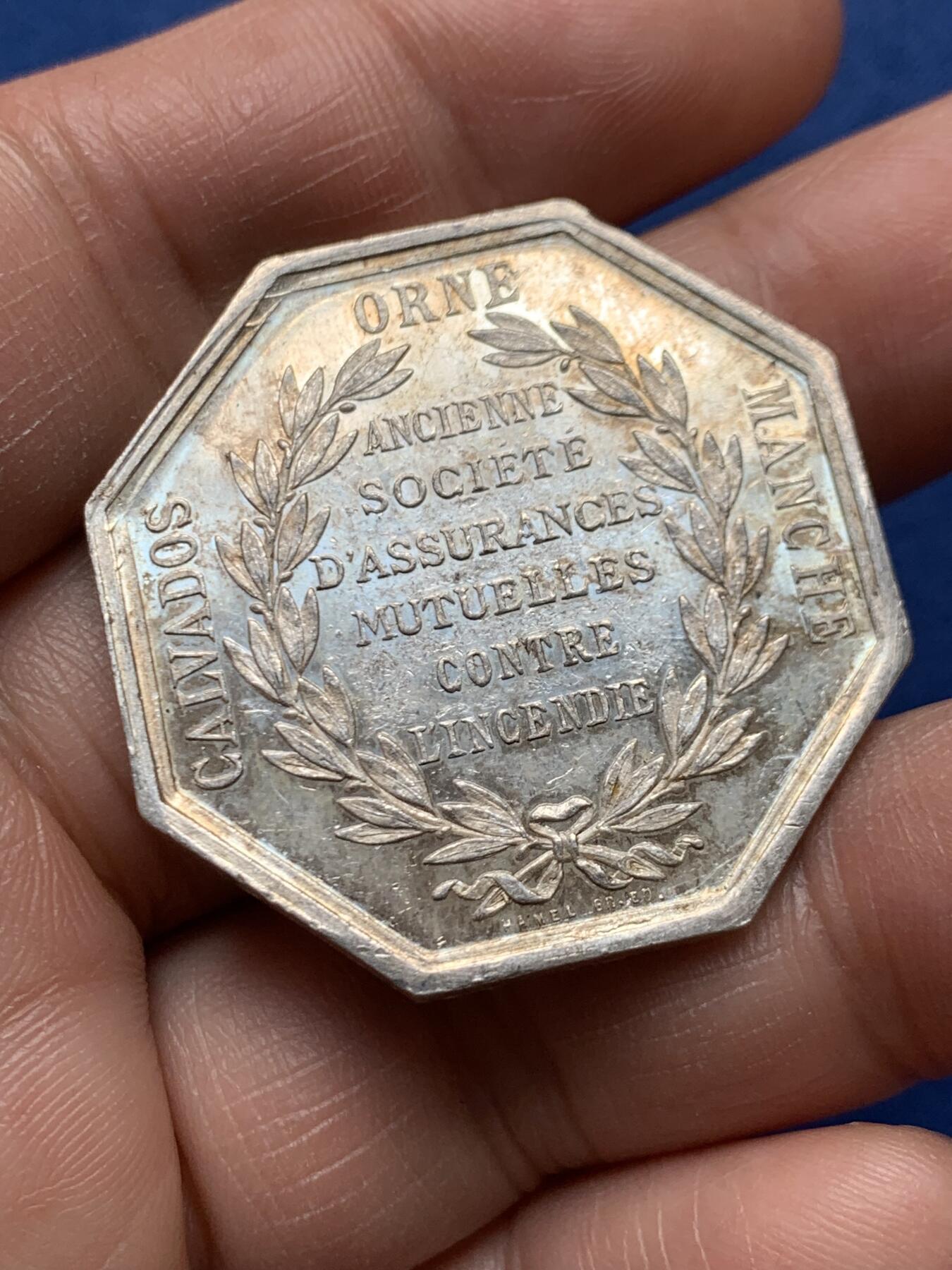 《竞宝斋》第472场 周日，周一，周二 3场连拍 （全场包邮）欢迎送拍 法国诺曼底火灾互助保险女神八角银质代币，19.6g，35.8mm，丰饶角银标边铭。