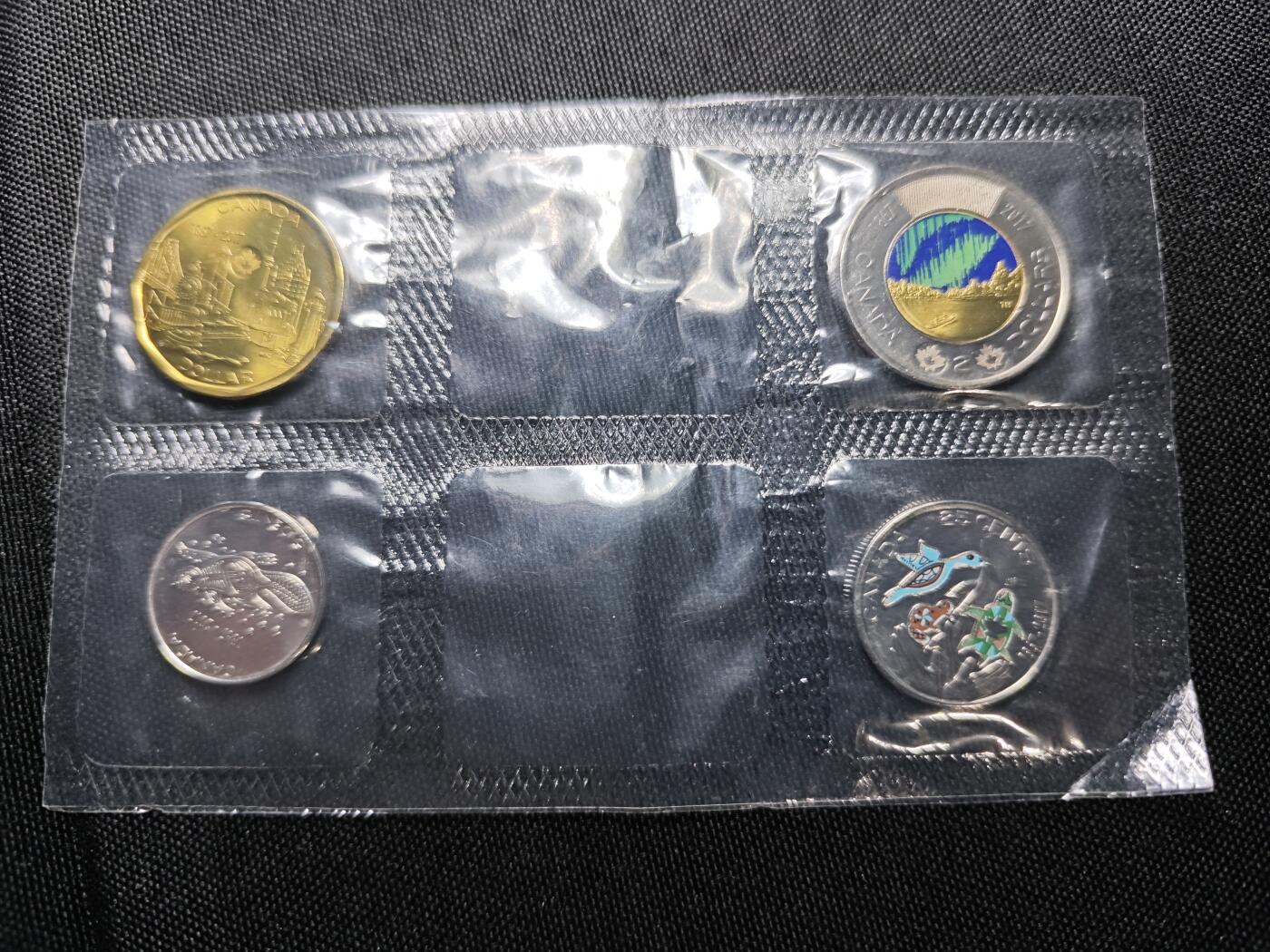 KK钱币收藏小铺   套币专场 2月预留时间 周末发货  2017加拿大纪念套币 带彩色纪念币 原塑封