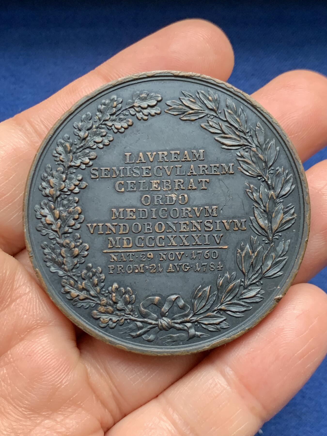 《竞宝斋》第472场 周日，周一，周二 3场连拍 （全场包邮）欢迎送拍 1834年维也纳医师公会半百周年纪念铜章，为纪念创始人安德烈亚斯·利伯男爵（Andreas Liber Baron）而制，由雕刻家 J. D. Böhm 创作，少见品种。70.8克，51.3mm。