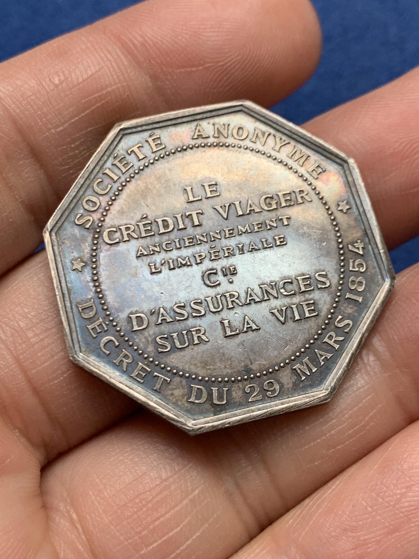 《竞宝斋》第472场 周日，周一，周二 3场连拍 （全场包邮）欢迎送拍 法国JETON银质八角，人寿年金信贷保险公司，雅典娜守护儿童，直径34.4毫米，克重17.65，边铭：蜜蜂+argent