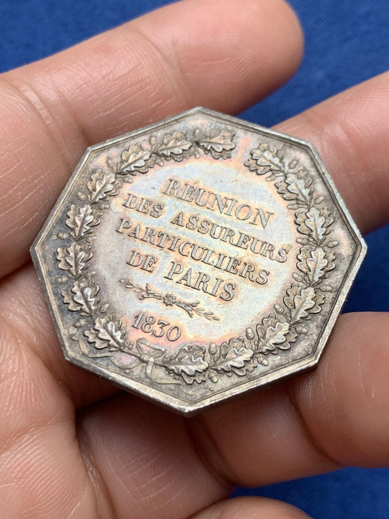 《竞宝斋》第472场 周日，周一，周二 3场连拍 （全场包邮）欢迎送拍 法国八角银章，Dubois巴黎保险联合会议，20.7g，36mm，1832-1841神灯边铭，非常经典的动态构图