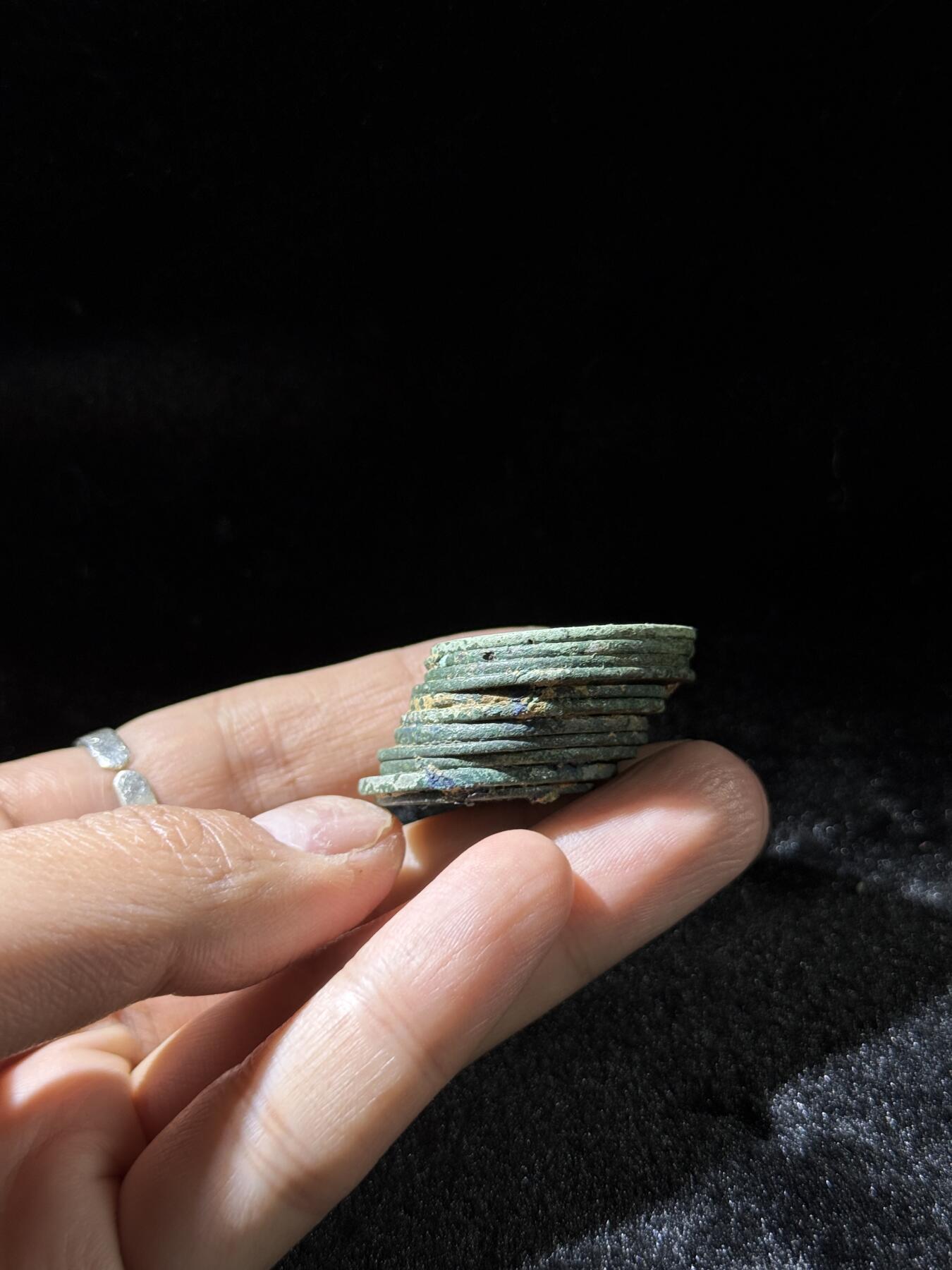 戎马世界章牌大赏，铜钱场 元佑折二钱筒子，11连，最后是小平钱