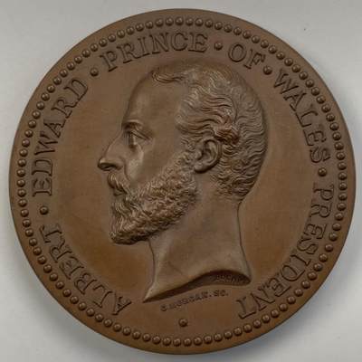 掌中浮雕-藏着的欧洲第055场 - 1874年伦敦世界博览会铜章，52mm，J. E. Boehm and G. T. Morgan雕刻，边缘刻有“JOHN PENN F.R.S. FOR SERVICES，原盒